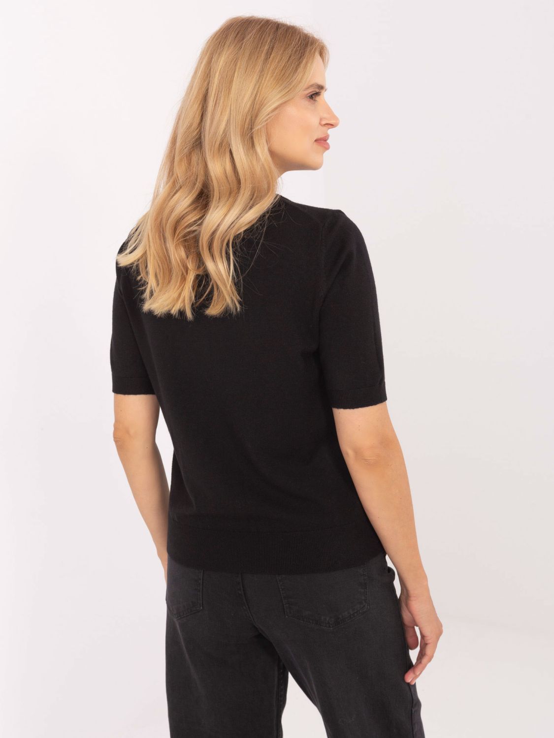 Elegante maglione nero con maniche corte
