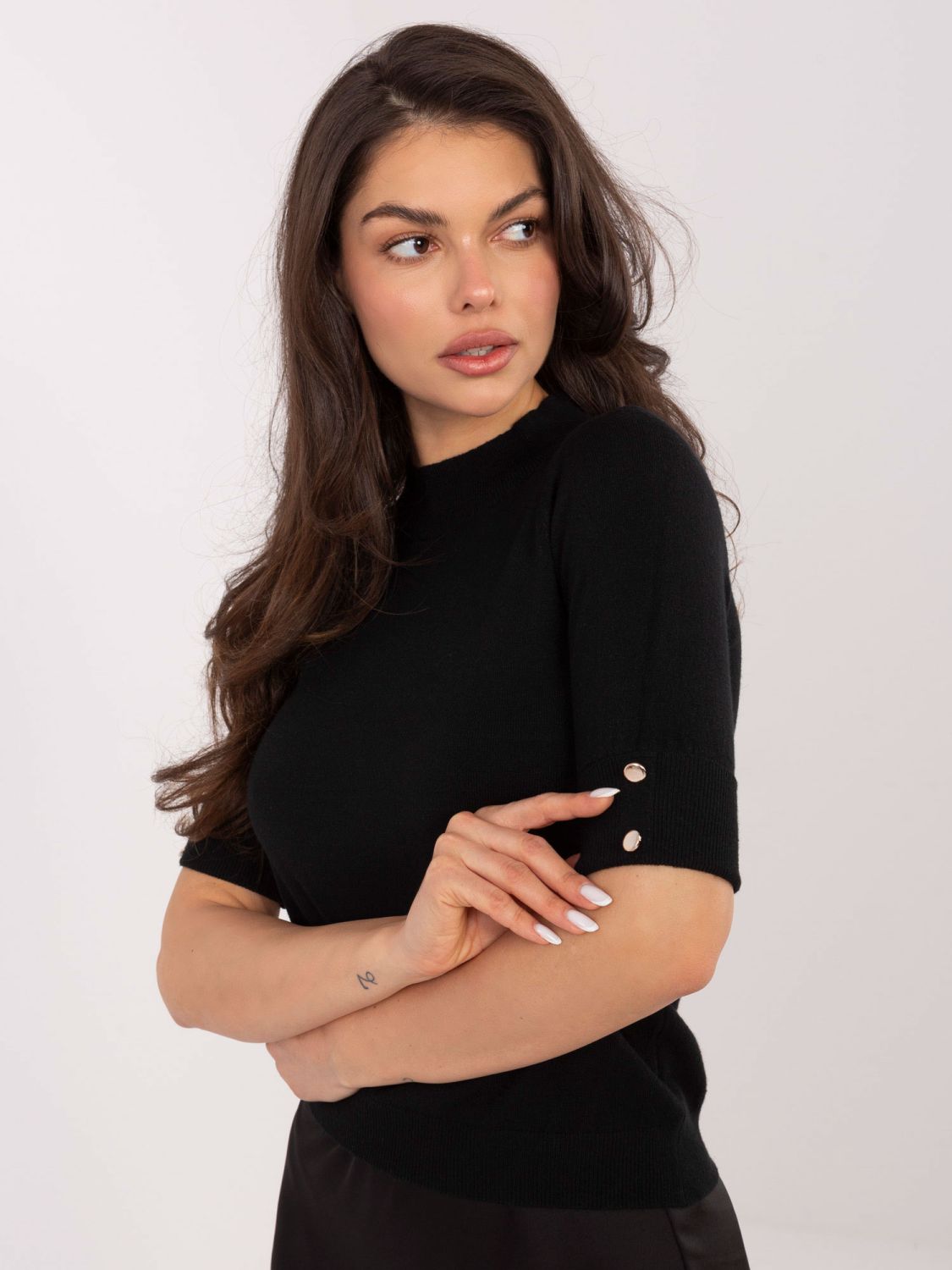 Elegante maglione nero con collo alto e bottoni