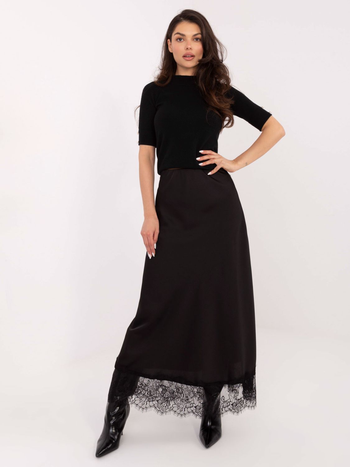 Elegante maglione nero con collo alto e bottoni