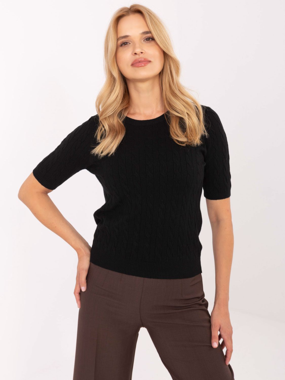 Pullover nero elegante con maniche corte