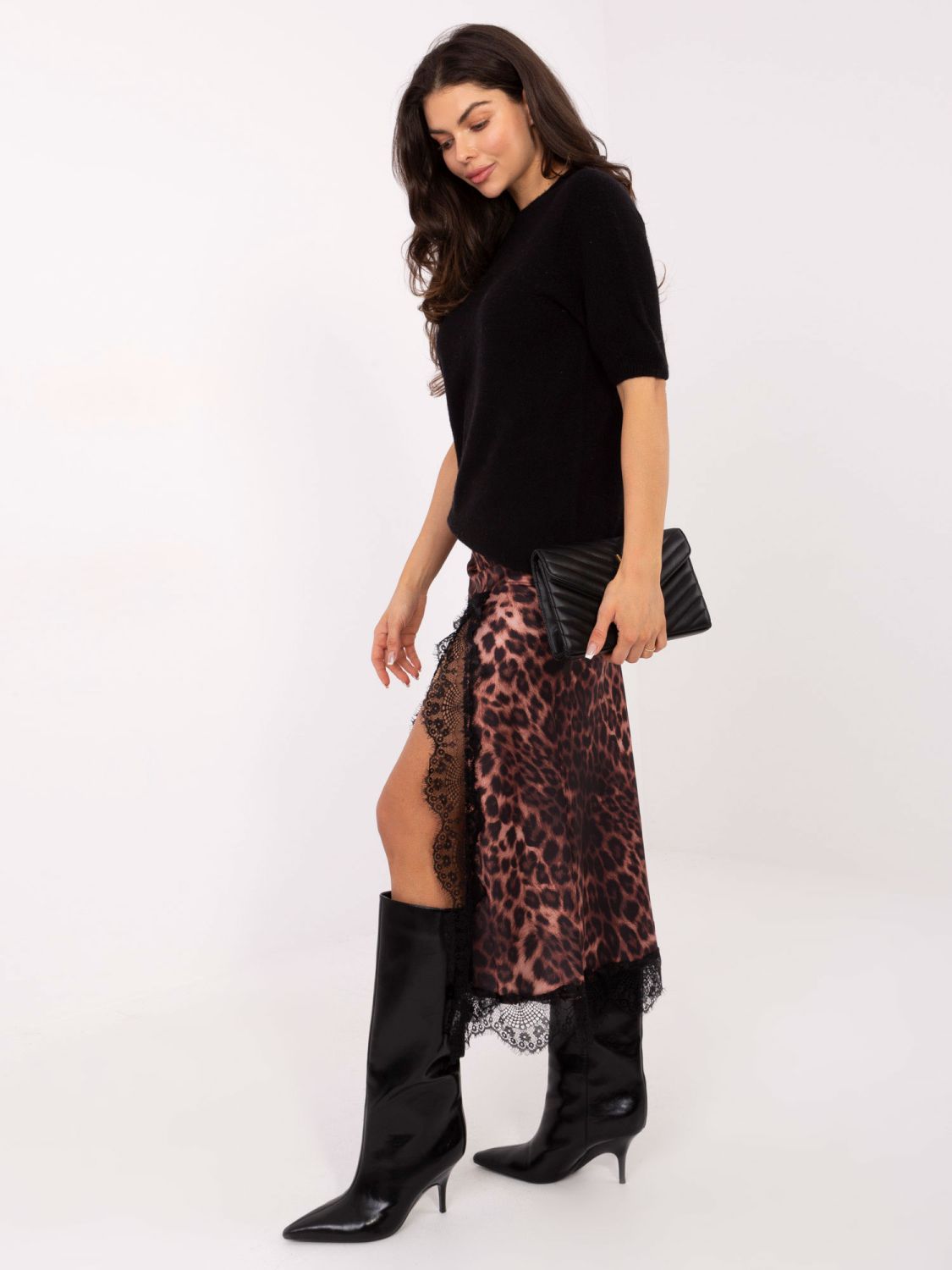 Crni pulover s kratkim rukavima i okruglim izrezom