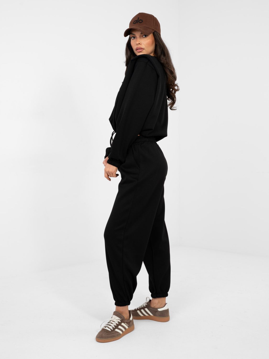 Completo nero da donna con laccetto e spalline imbottite