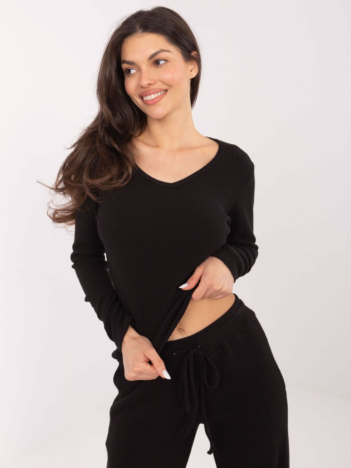 Maglione nero a costine con scollo a V