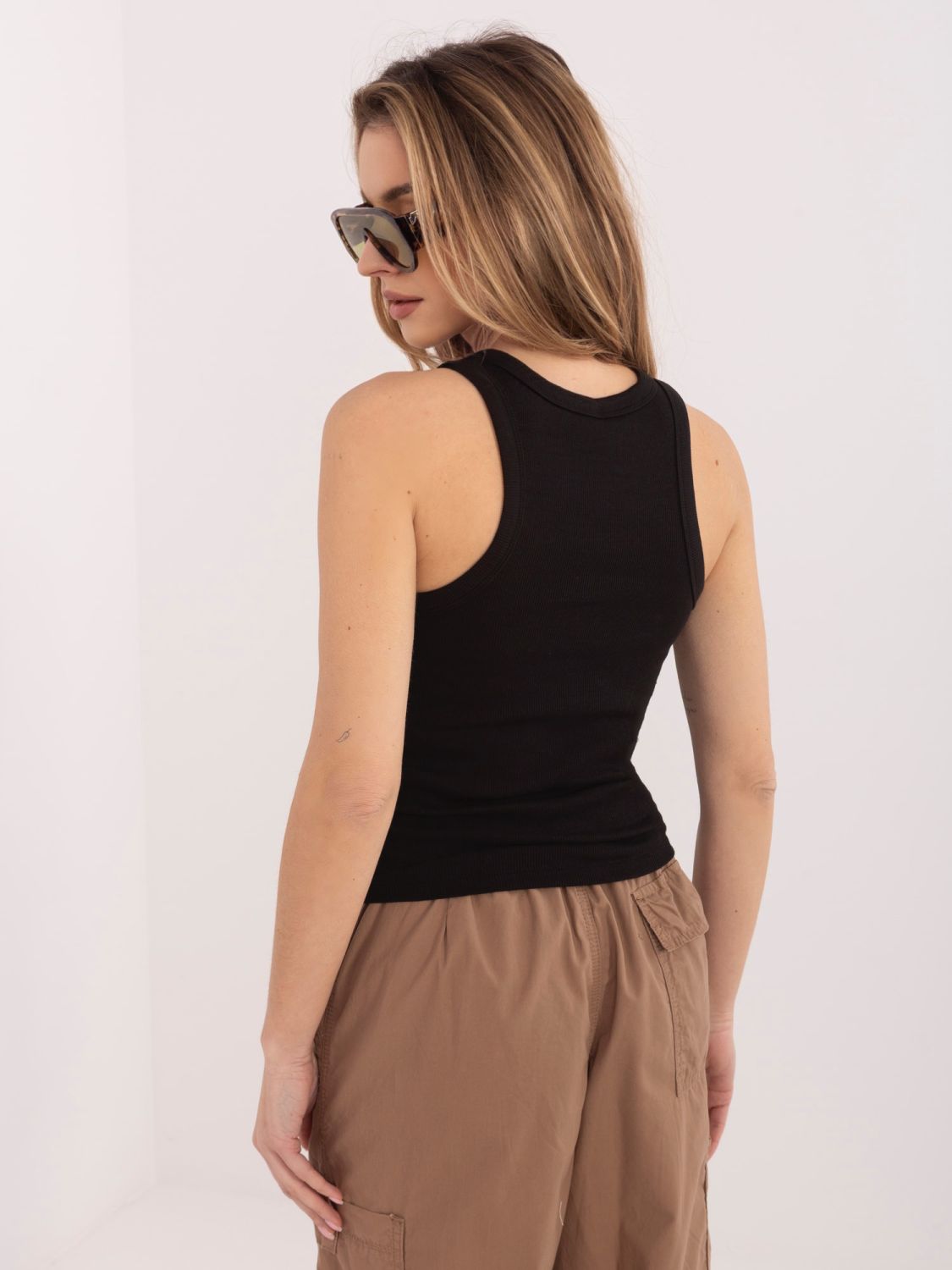 Top nero in cotone con ricamo e scritta