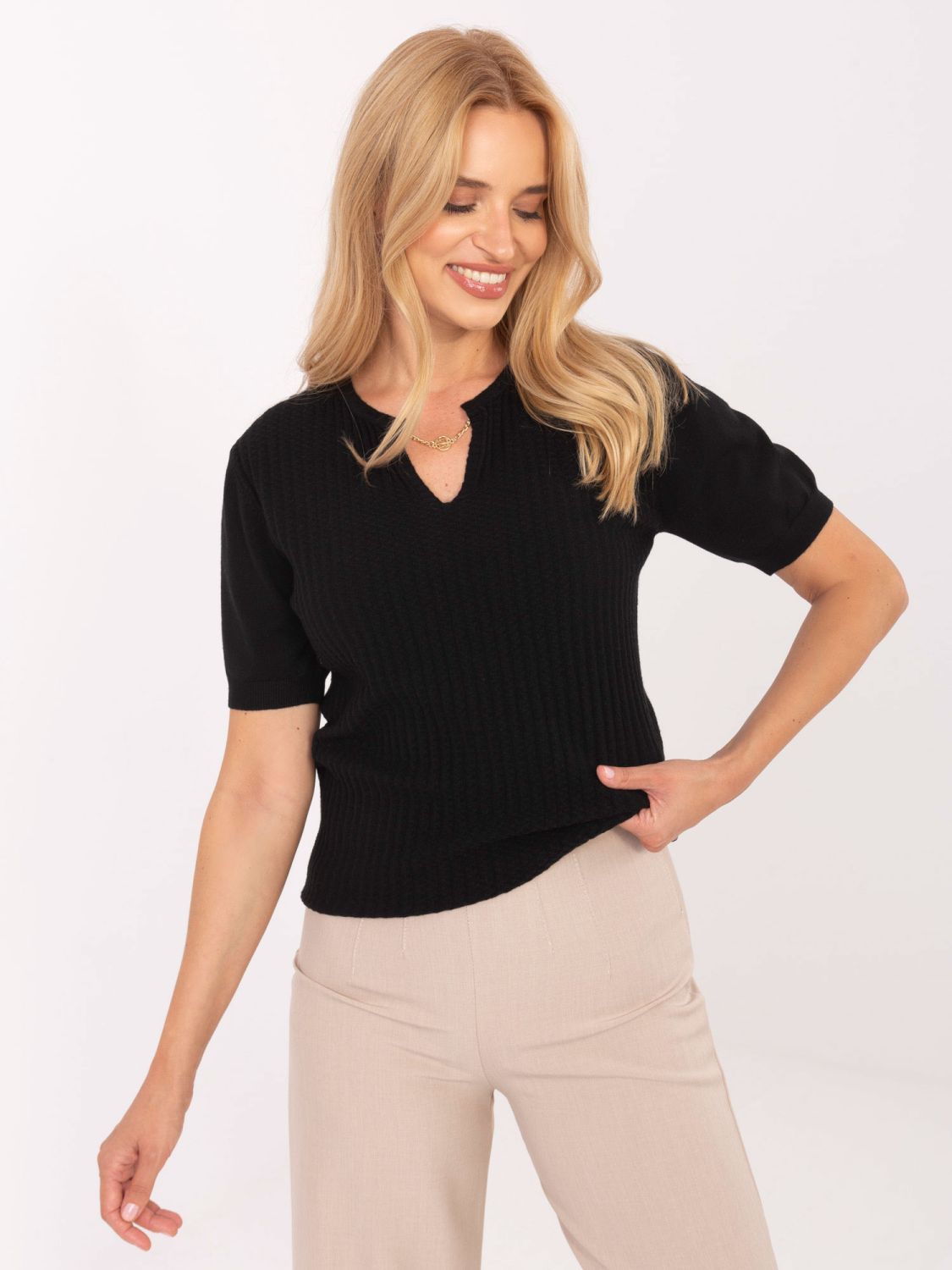 Elegantna crna majica s kratkim rukavima