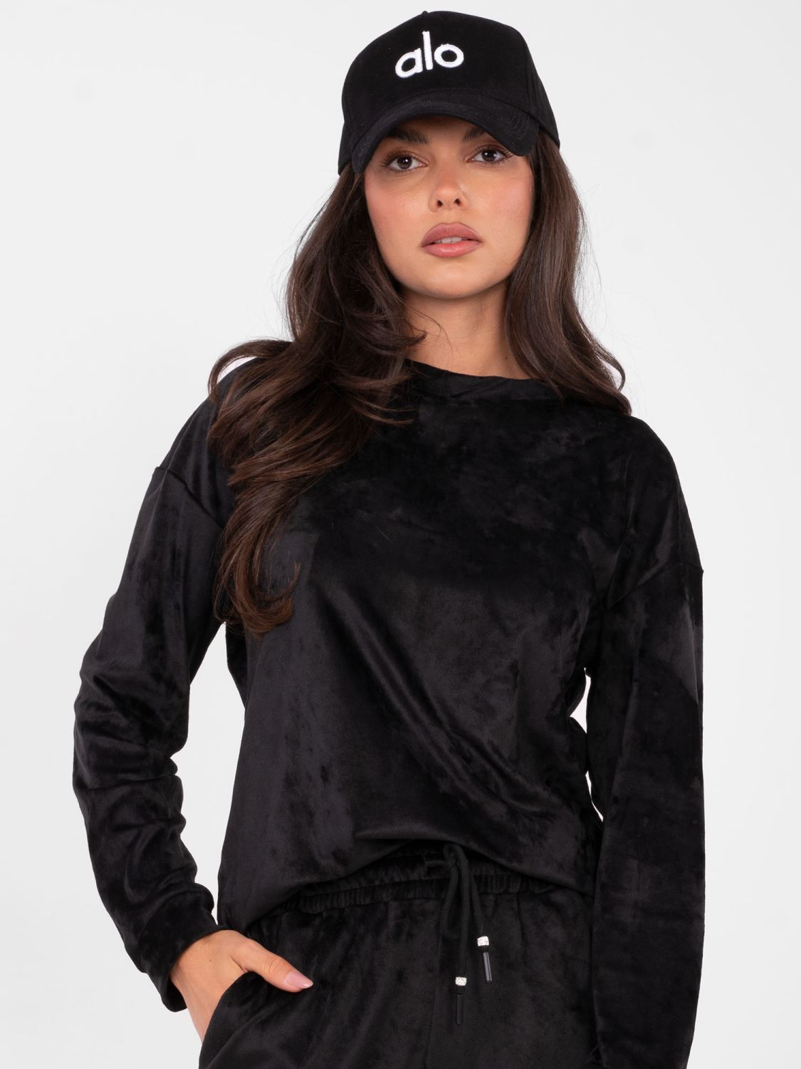 Crni ženski komplet s dugim rukavima i ukrasnim detaljima