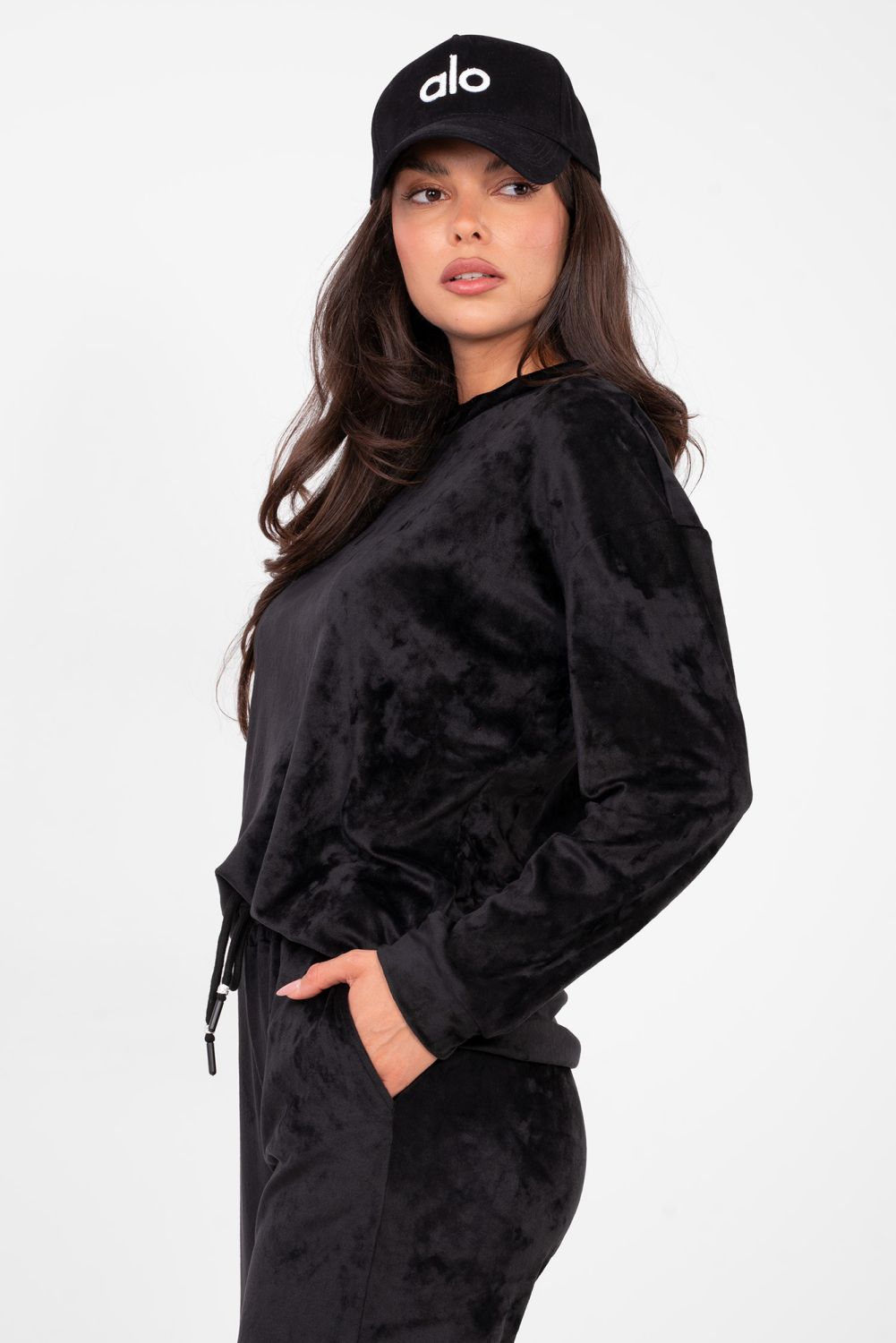 Crni ženski komplet s dugim rukavima i ukrasnim detaljima