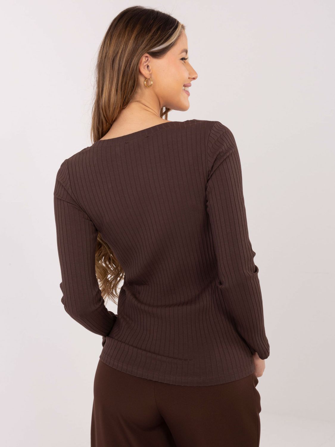 Blusa marrone a costine con scollo a V e bottoni