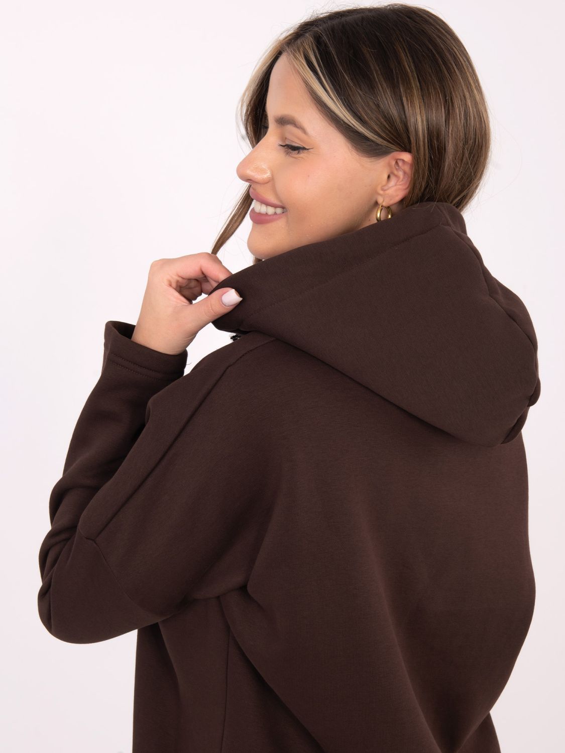 Duga smeđa majica s kapuljačom i patentnim zatvaračem