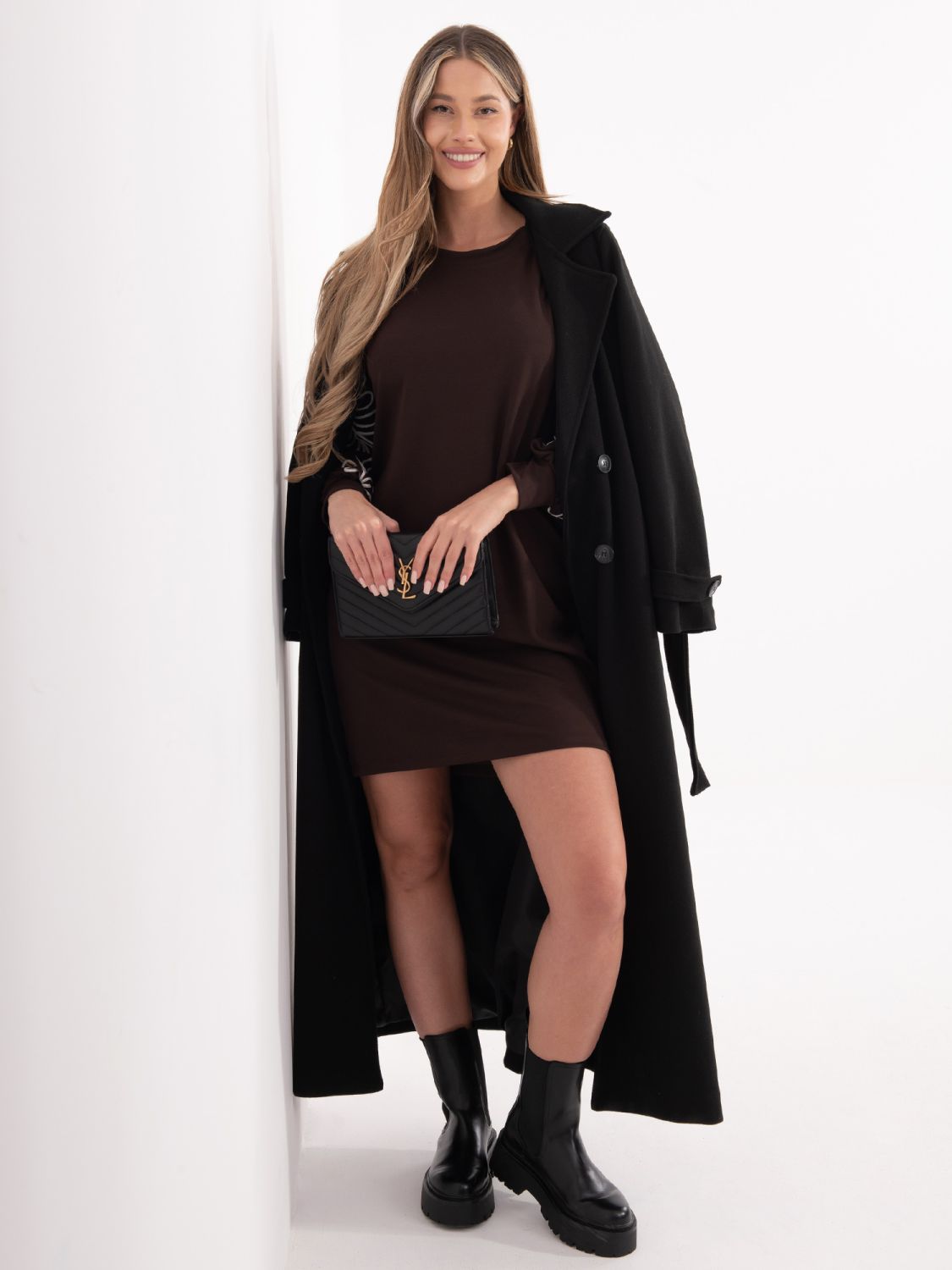 Abito corto marrone con ricamo e maniche a sbuffo