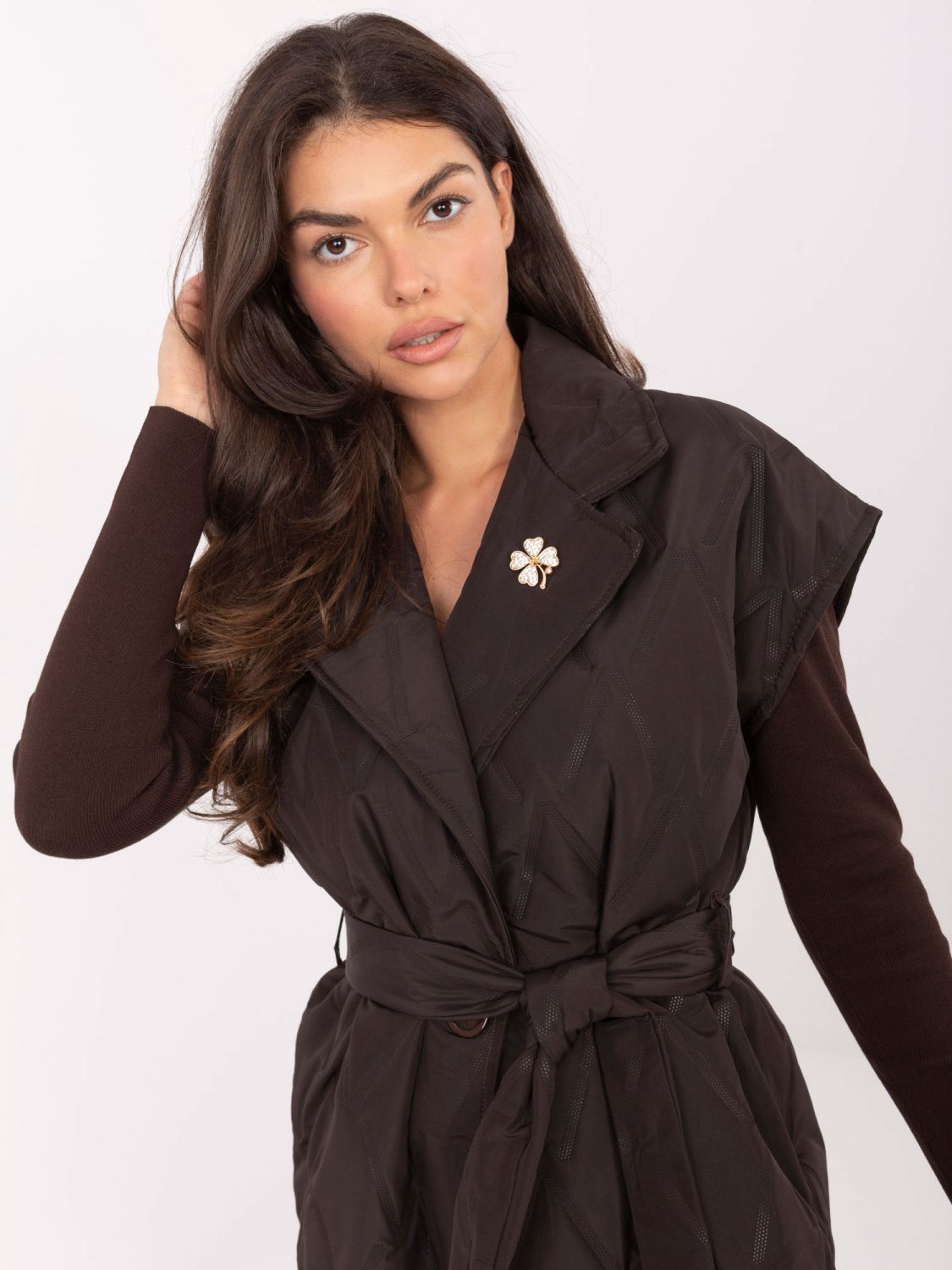 Gilet trapuntato elegante con cintura in marrone