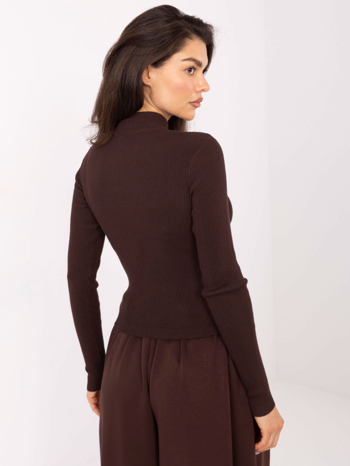 Maglione dolcevita marrone a costine