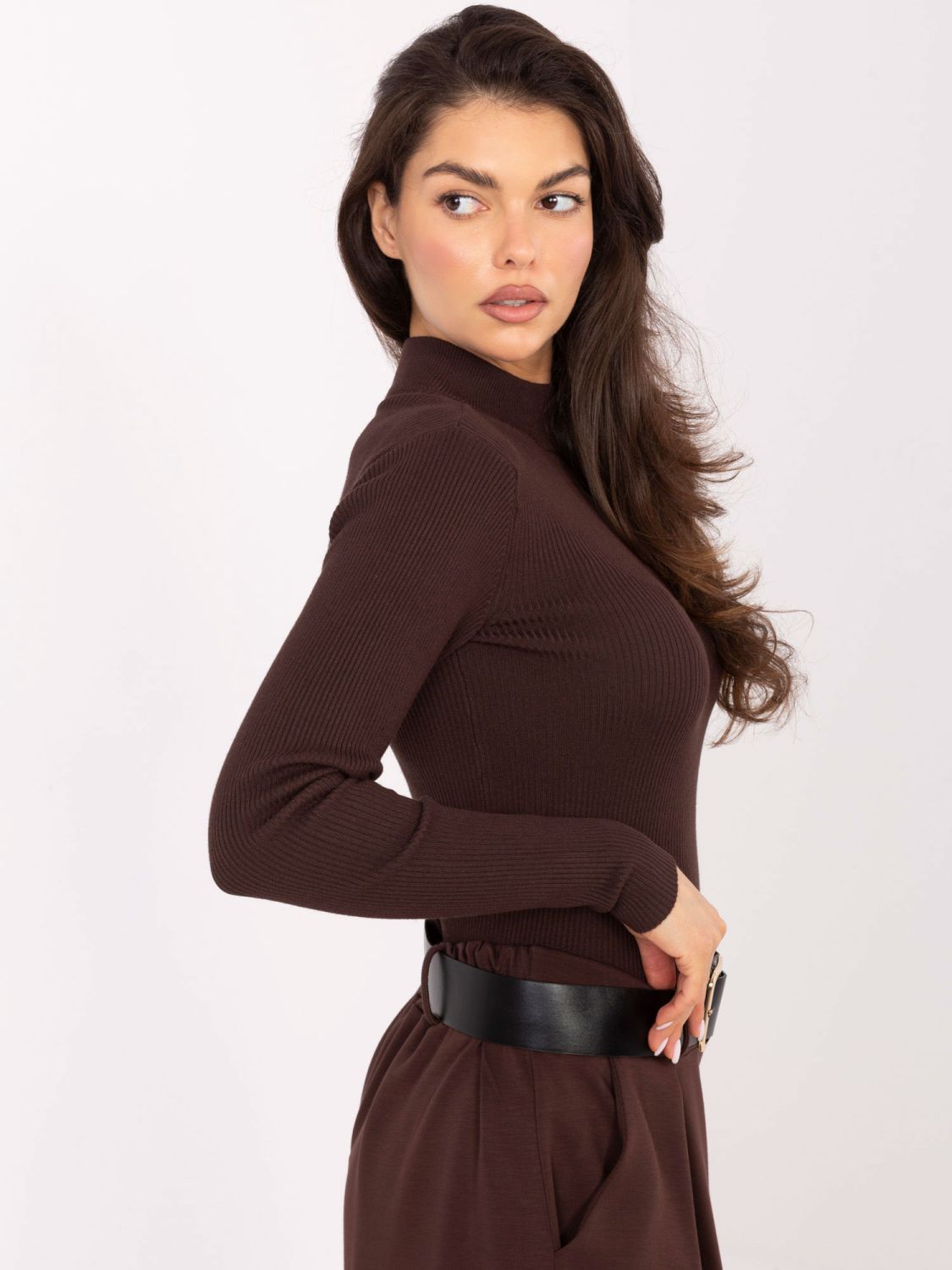 Maglione dolcevita marrone a costine