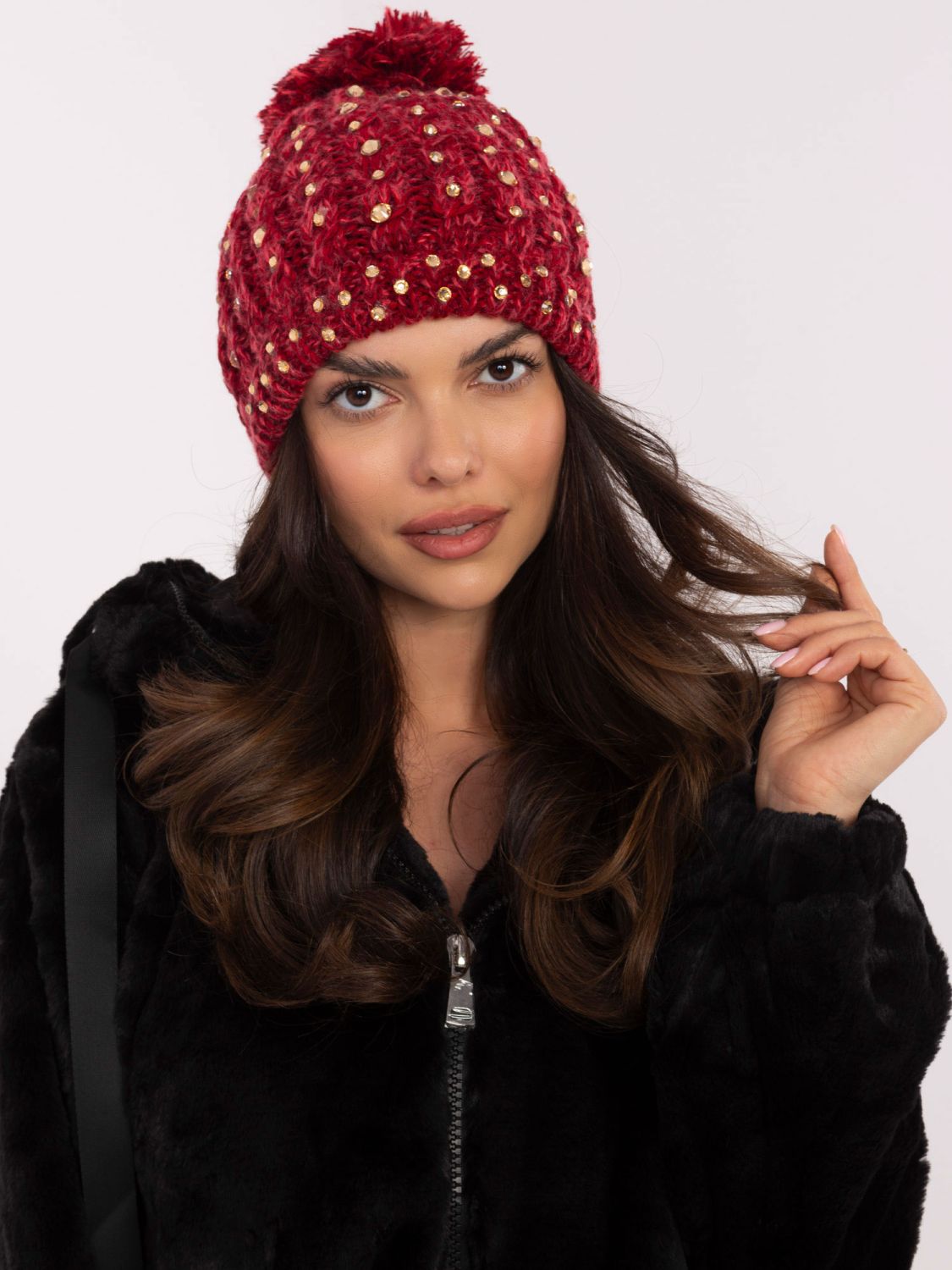 Cappello rosso elegante con applicazione