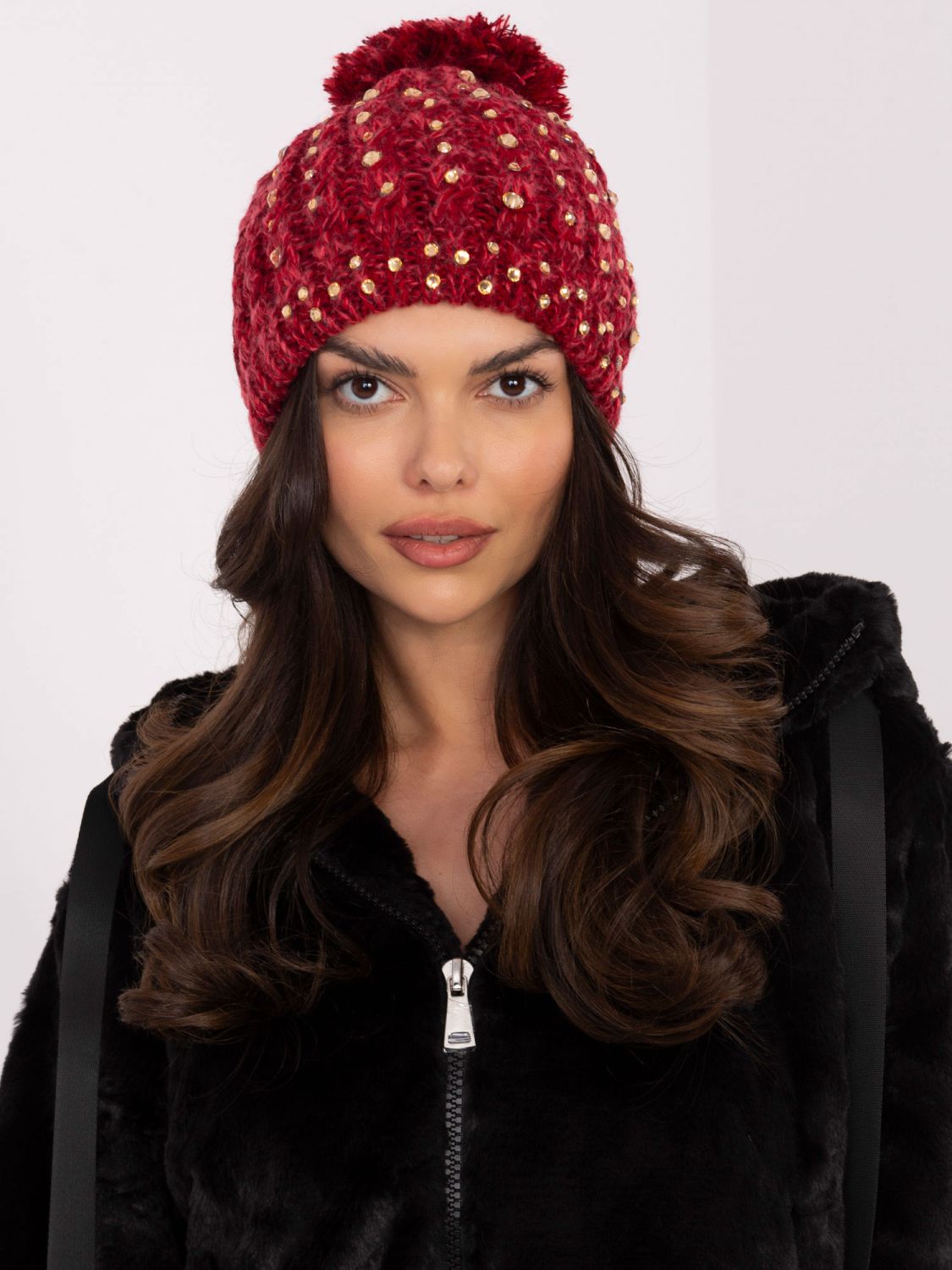 Cappello rosso elegante con applicazione