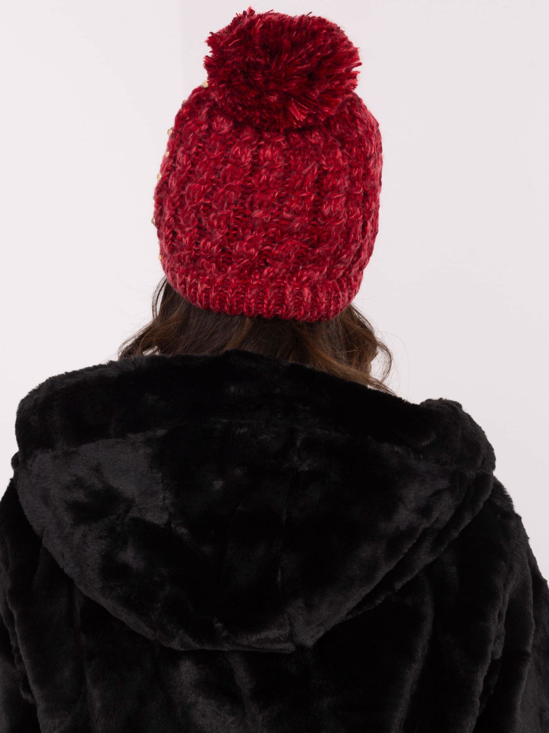 Cappello rosso elegante con applicazione
