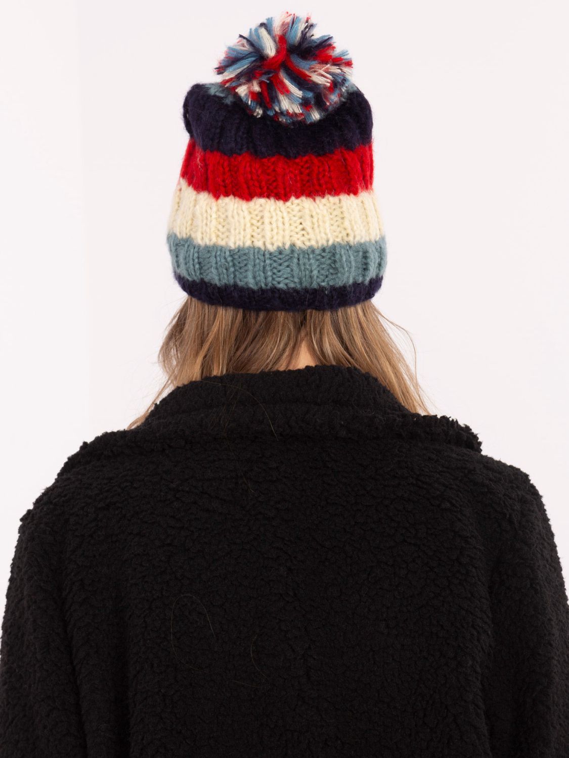 Cappello invernale a righe con pompon