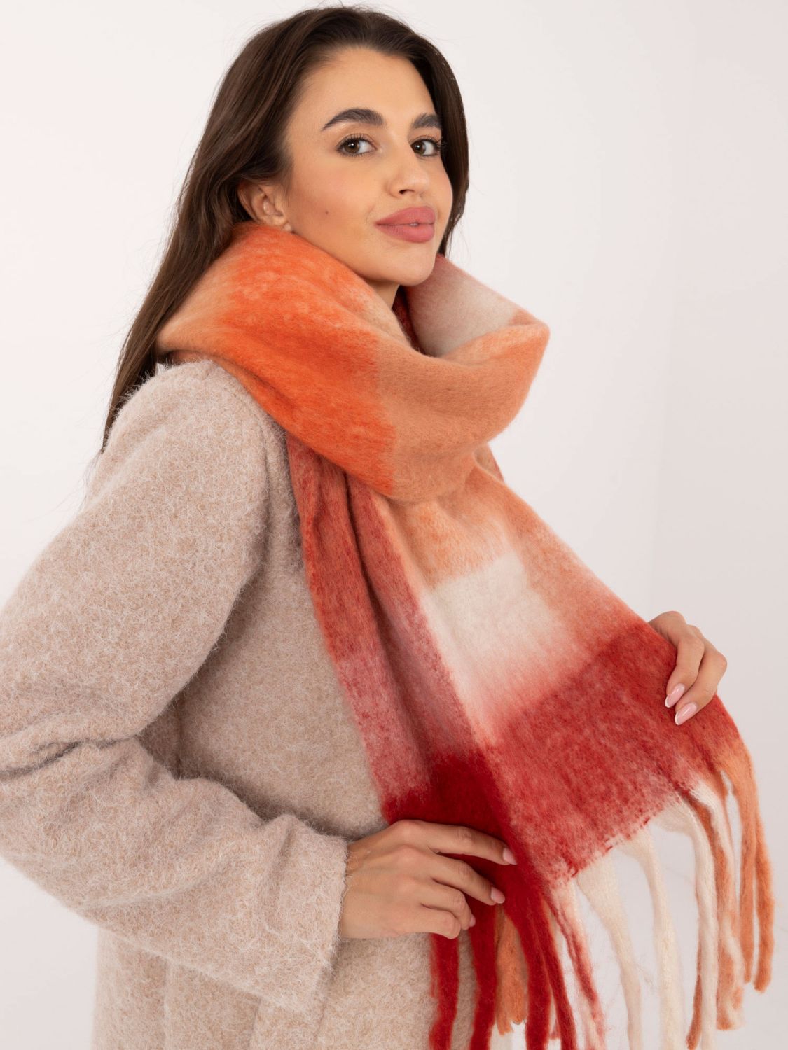 Crveni šal s kariranim uzorkom