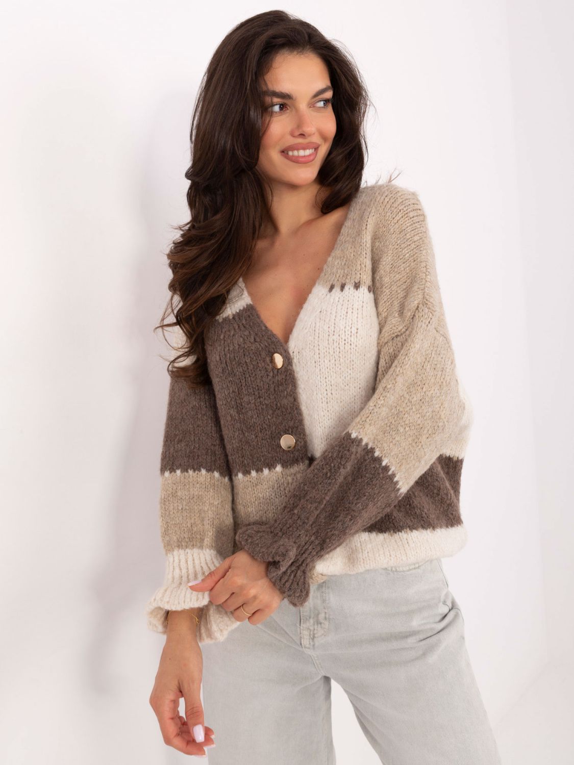 Bež pulover s prugama, volanom i V-izrezom