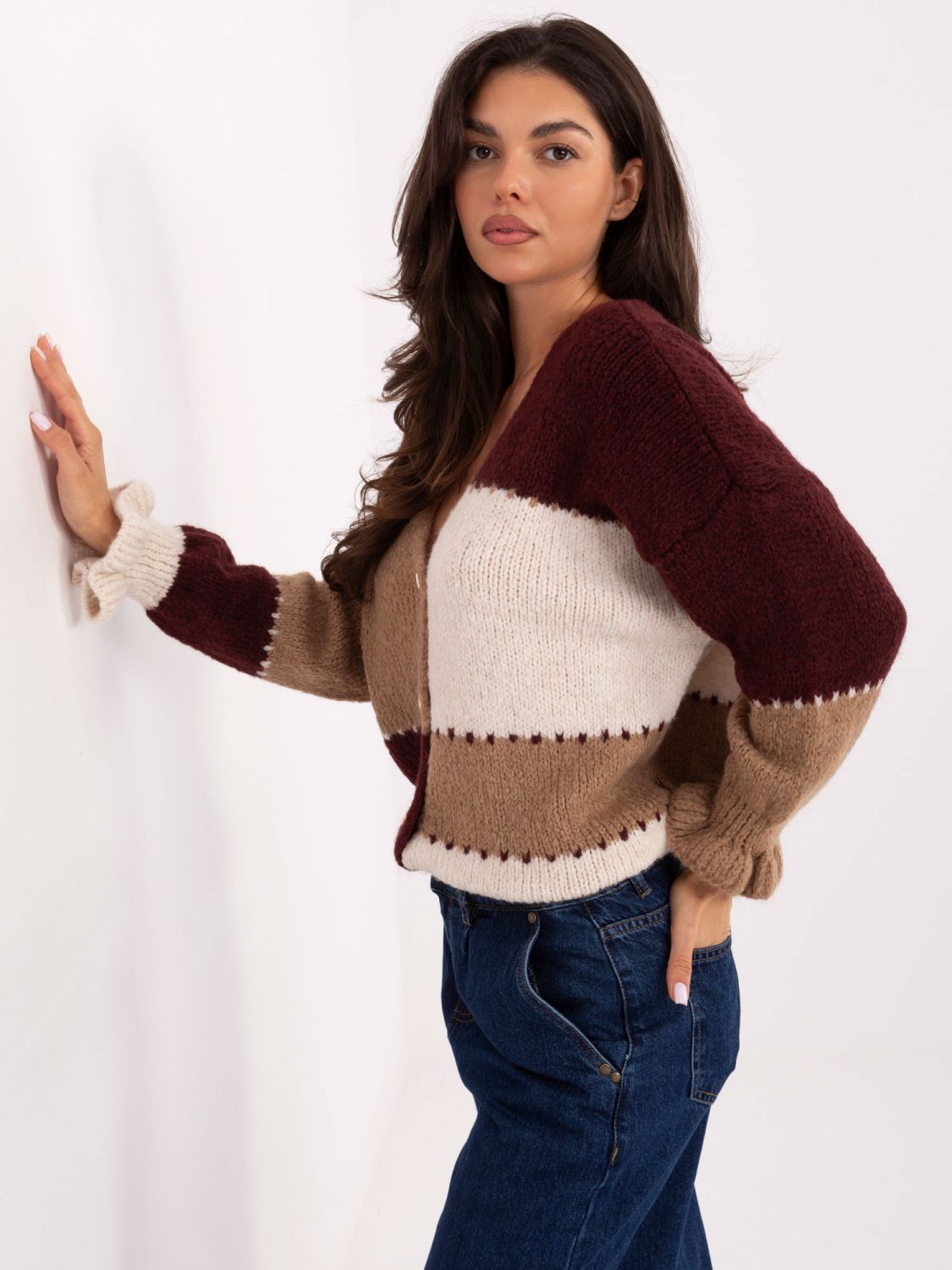 Bordo prugasti pulover s volanom i V-izrezom