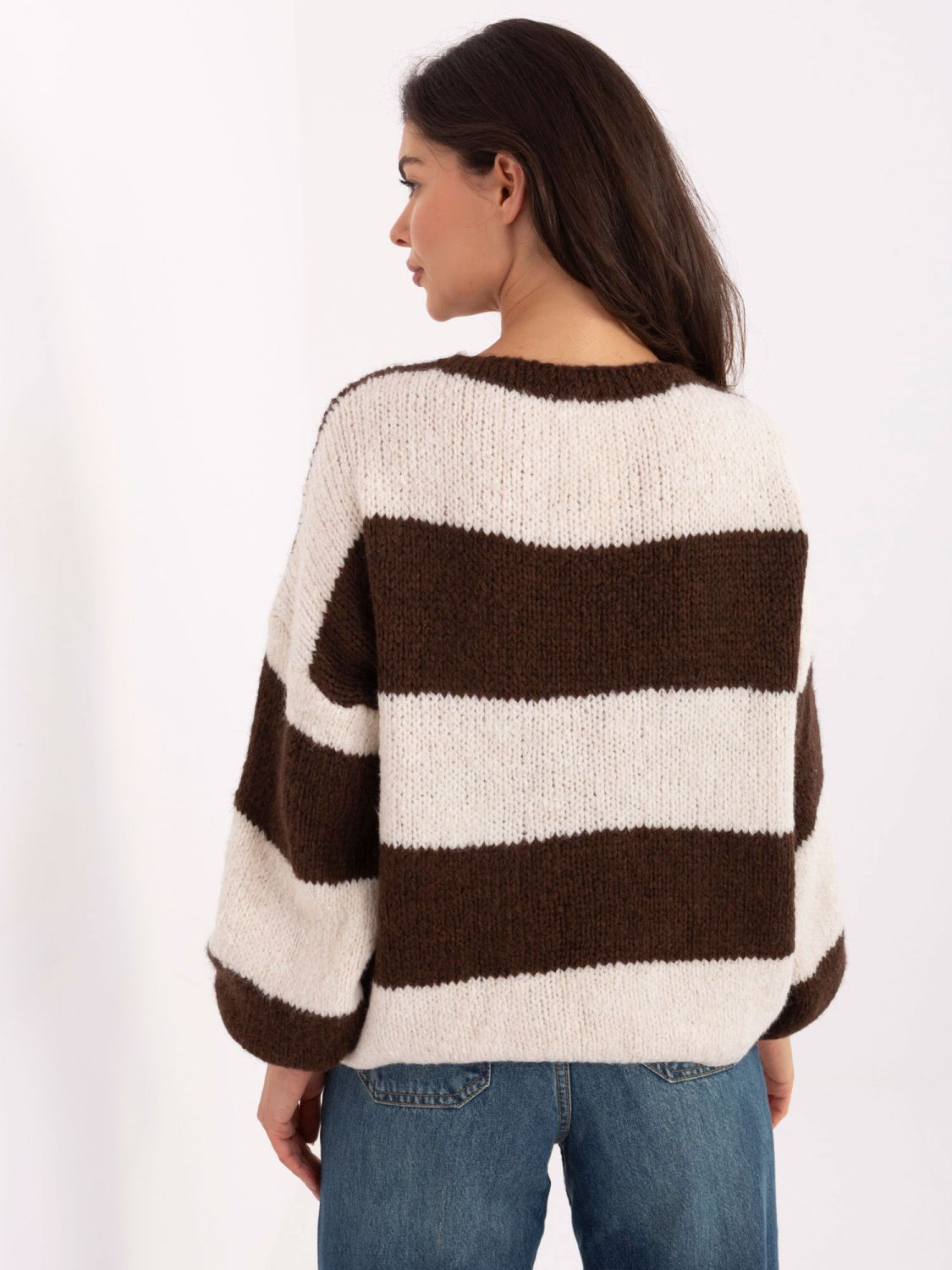 Maglione marrone a righe con laccio e maniche a sbuffo