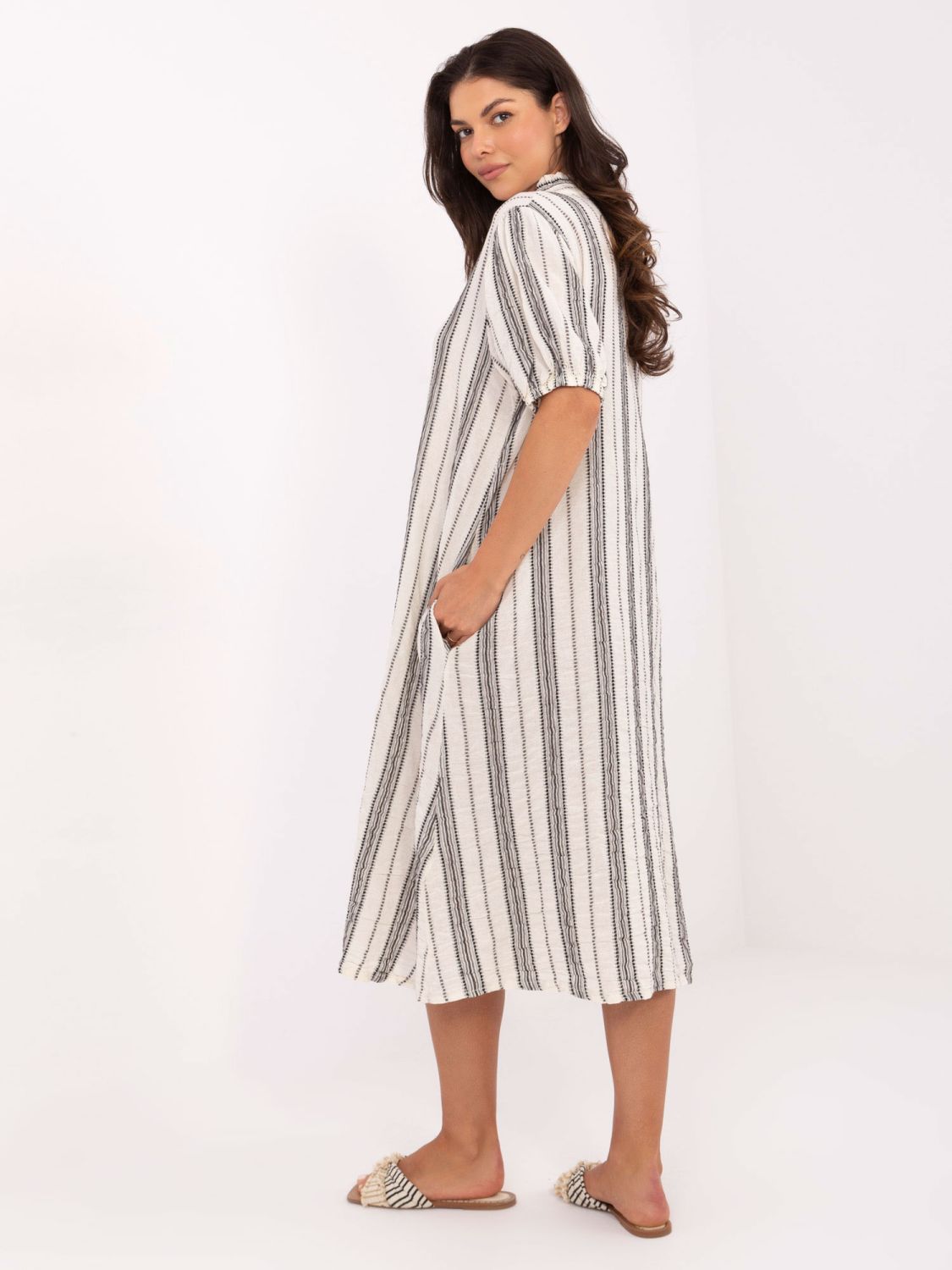 Abito oversize con scollatura a V in bianco e nero