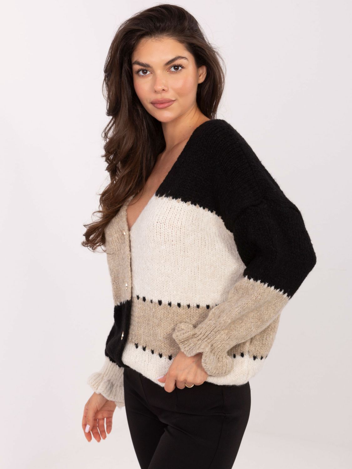 Crno-bež prugasti kardigan s volanom i V-izrezom