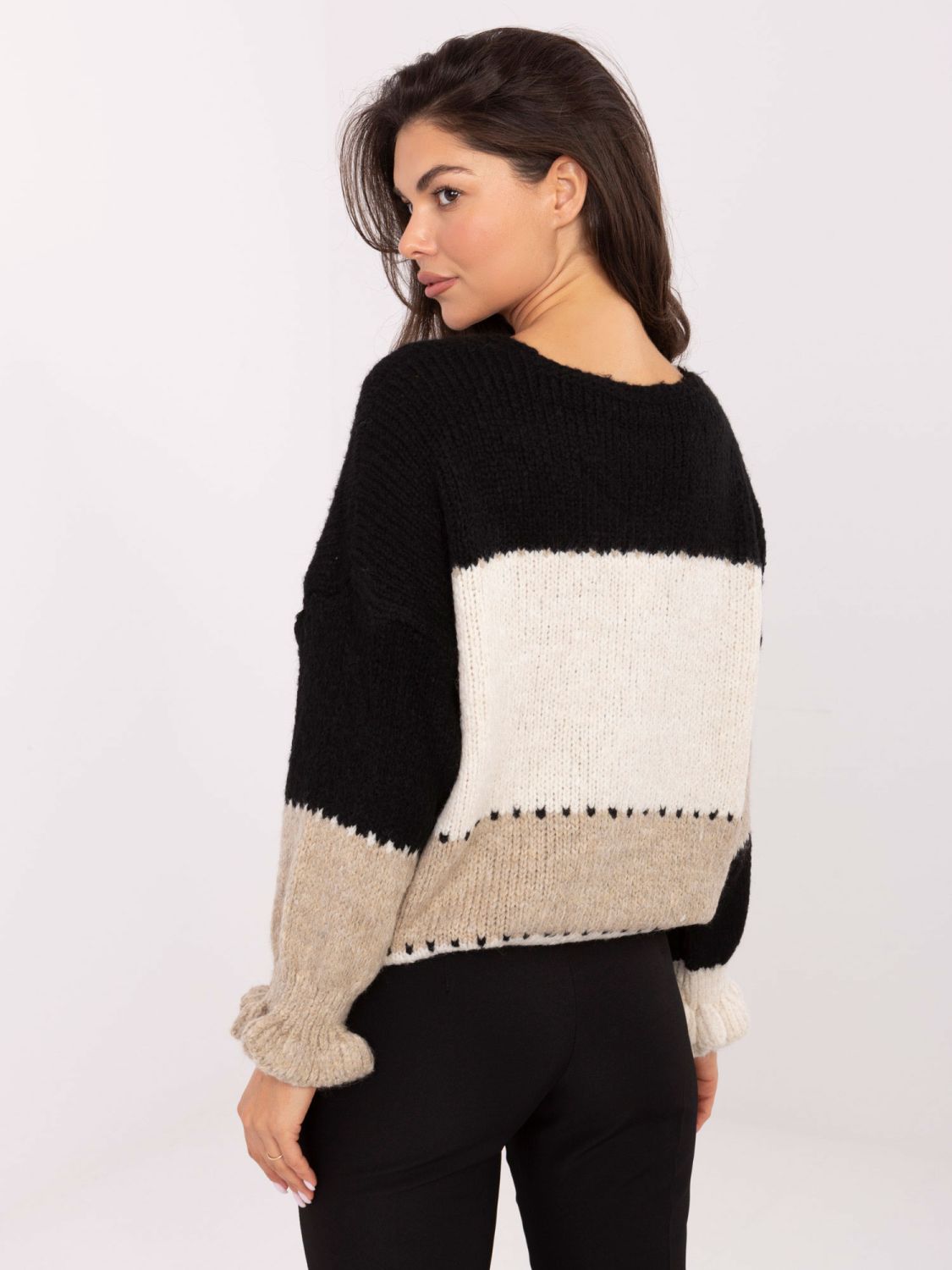 Crno-bež prugasti kardigan s volanom i V-izrezom