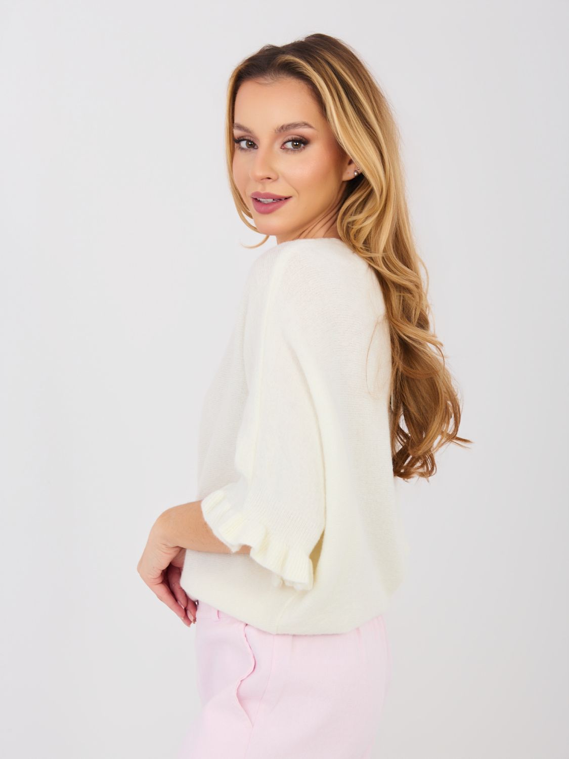 Ecru pulover s 3/4 rukavima i volanom