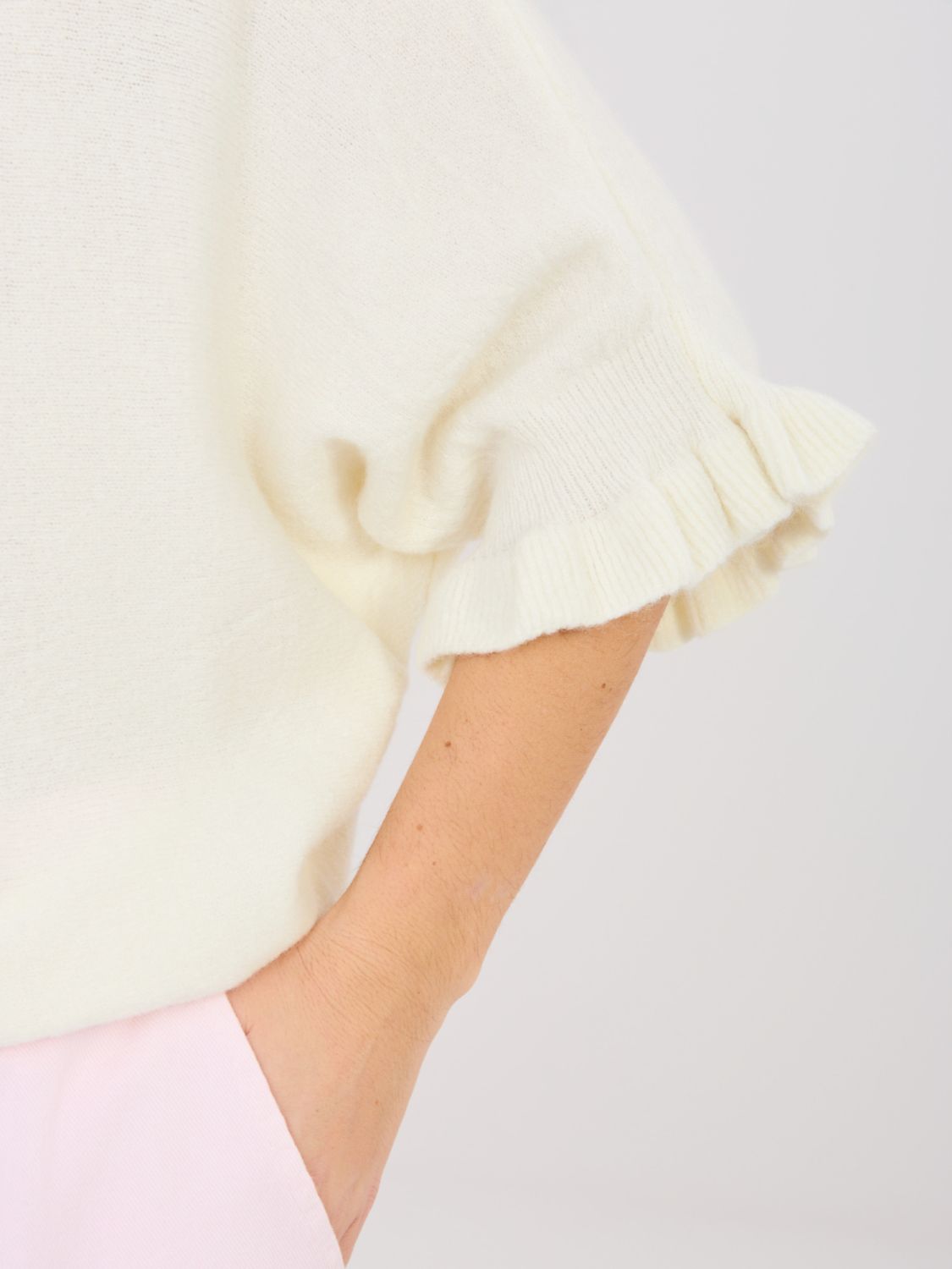 Ecru pulover s 3/4 rukavima i volanom