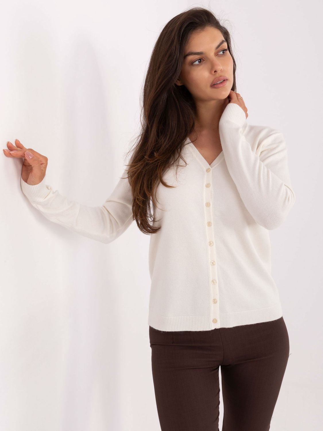 Elegantni ecru pulover s V-izrezom