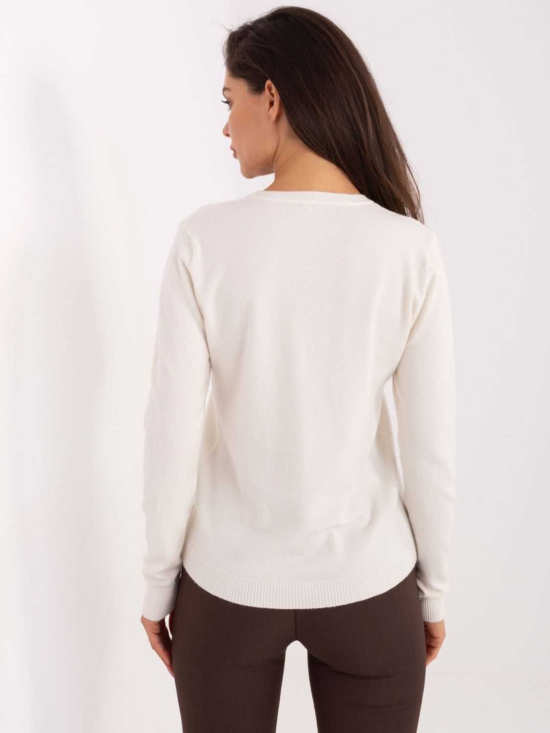 Elegantni ecru pulover s V-izrezom