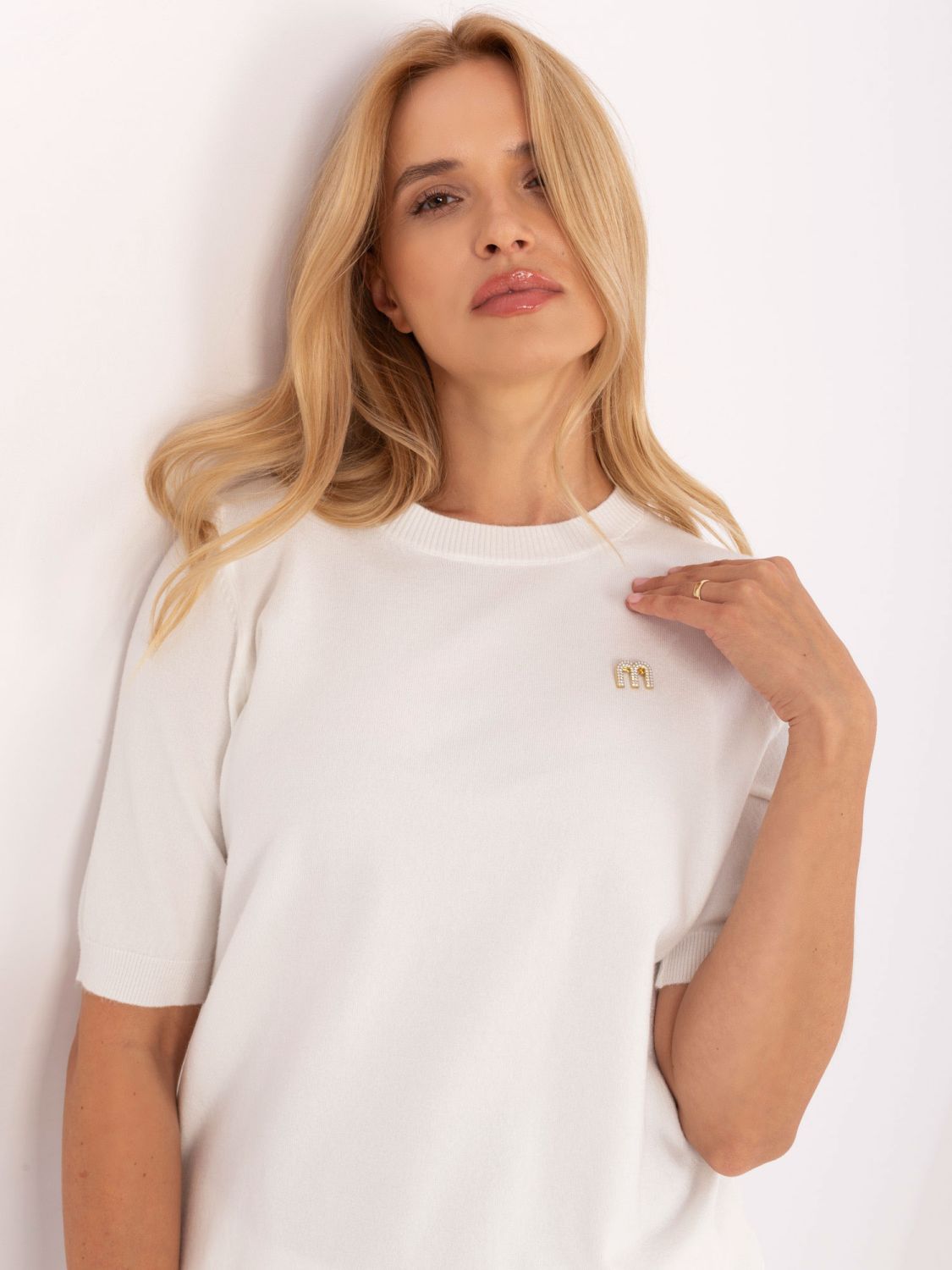Elegante pullover ecru con maniche corte