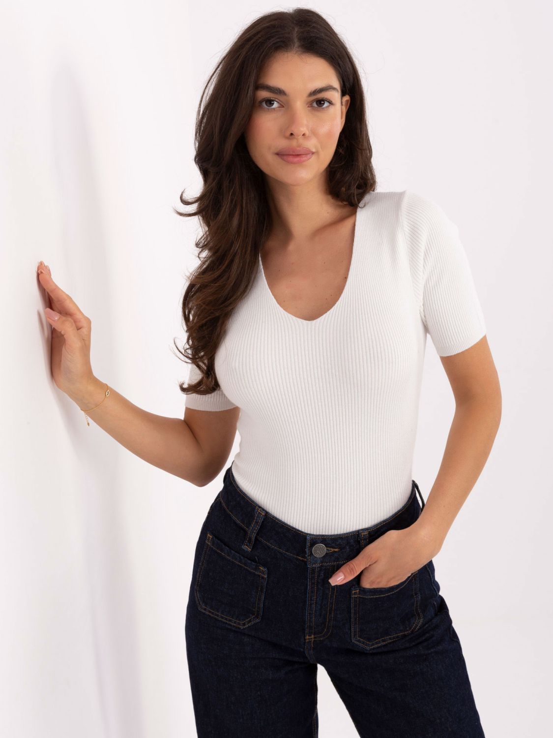 Maglione ecru a costine con scollo a V