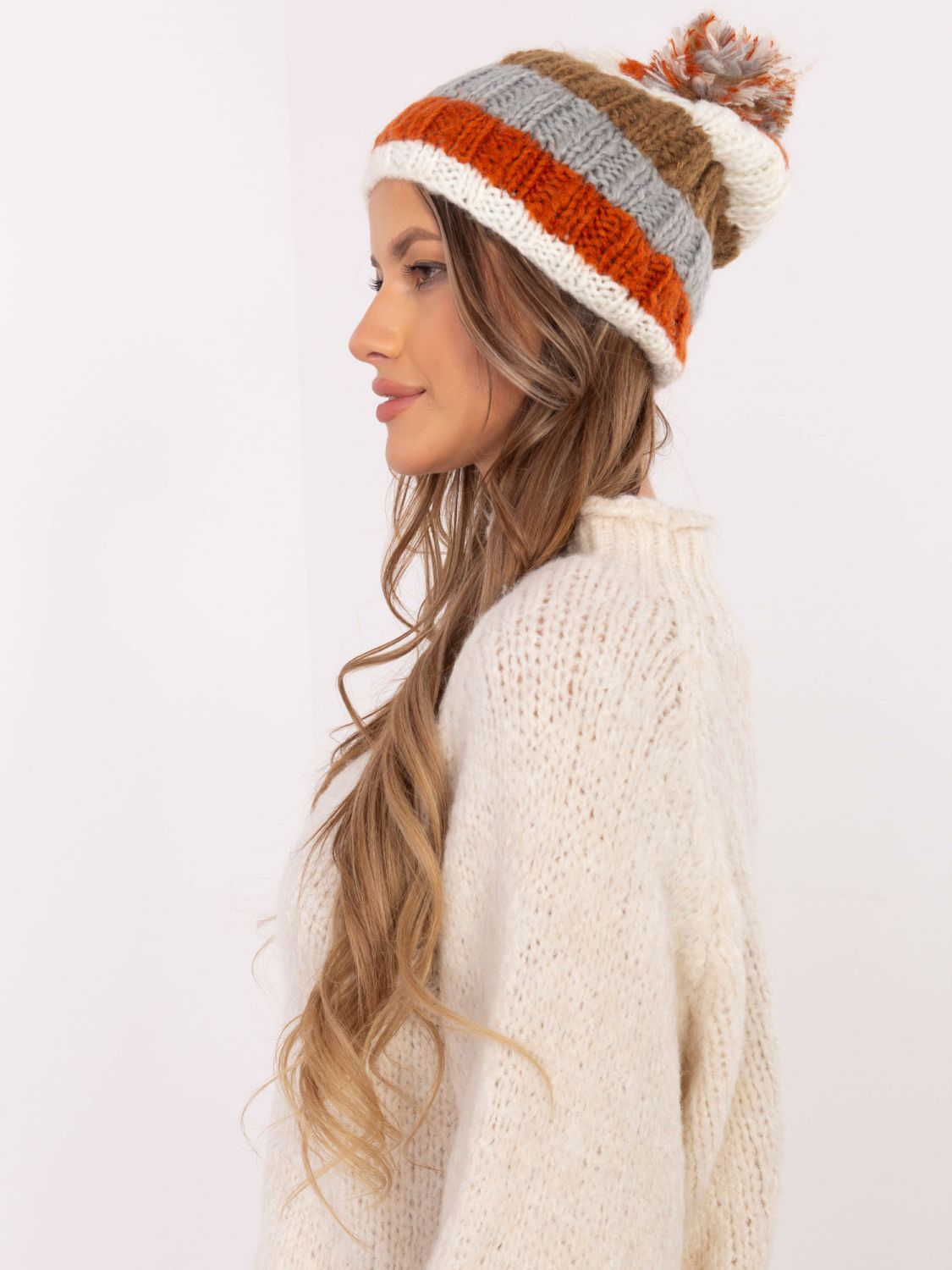 Cappello elegante a righe