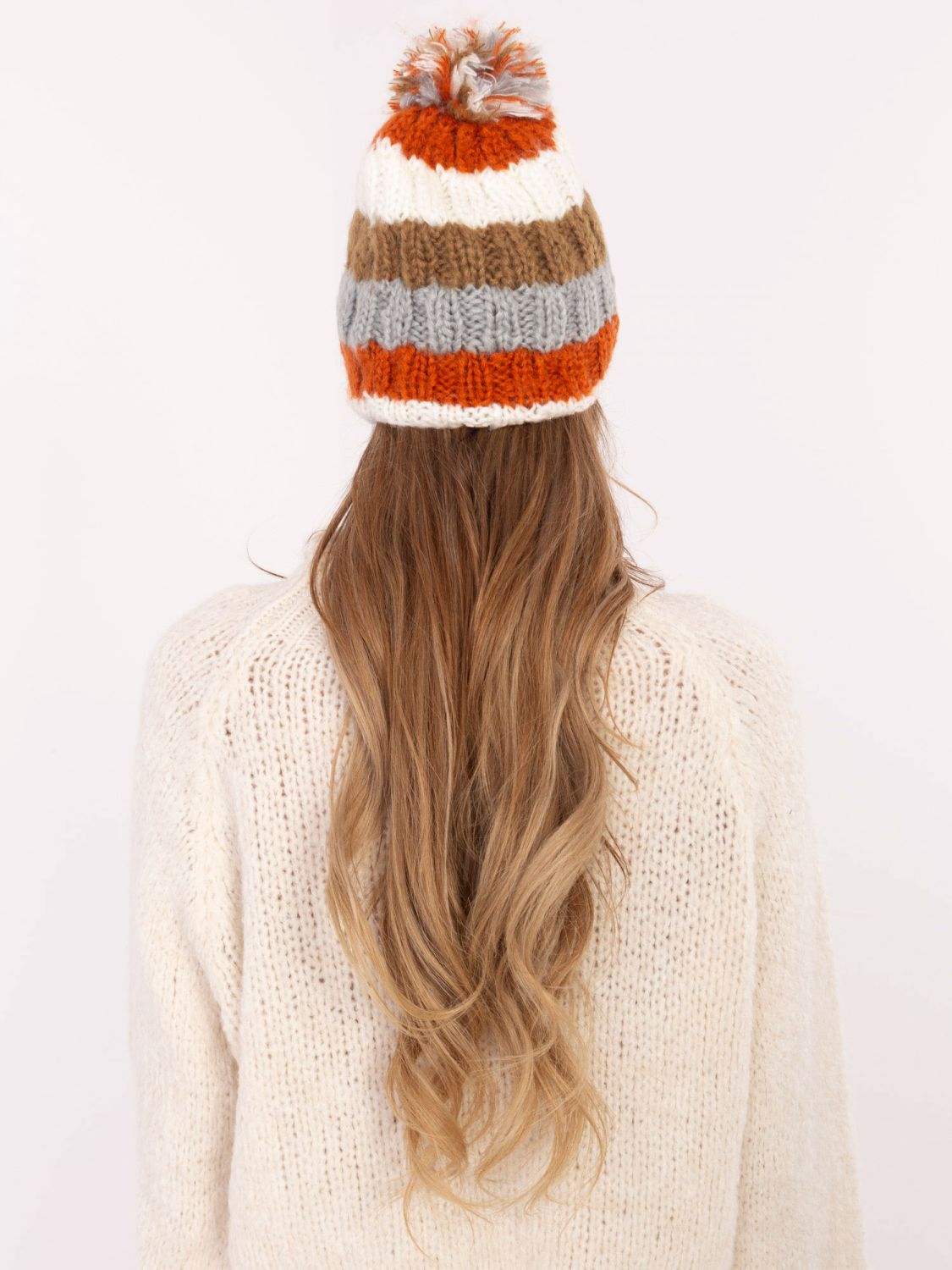Cappello elegante a righe