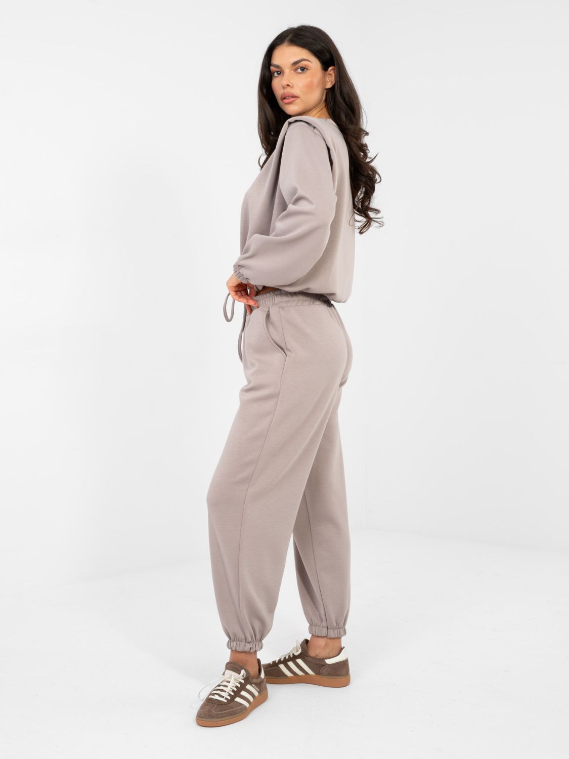 Completo donna beige con laccio e maniche lunghe