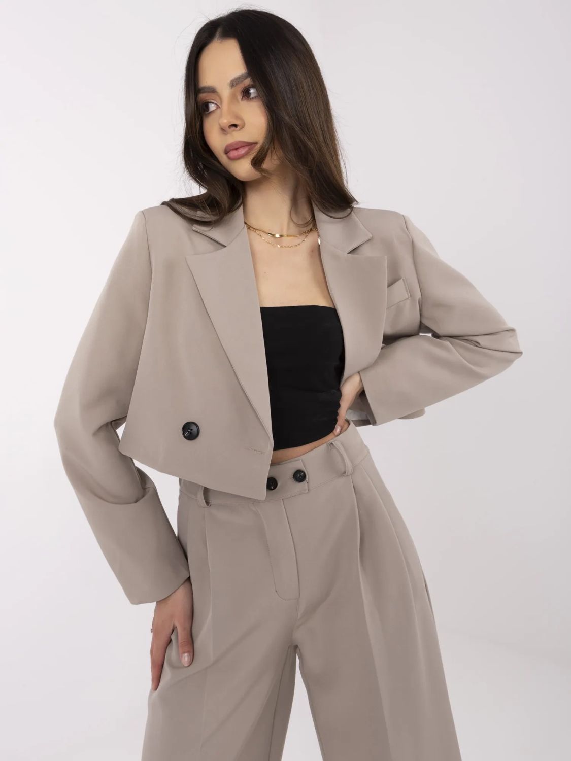 Completo donna beige con blazer a maniche lunghe e pantaloni ampi