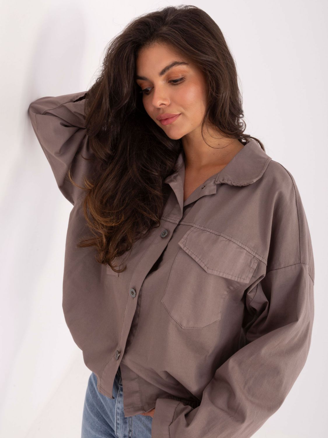Camicia da donna beige in cotone con tasche