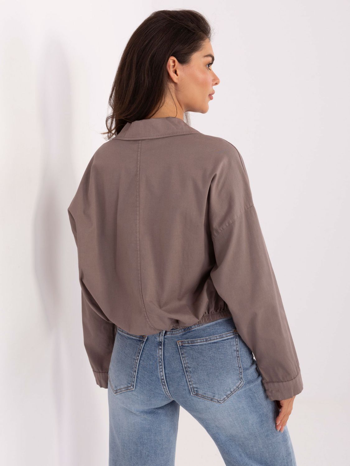 Camicia da donna beige in cotone con tasche