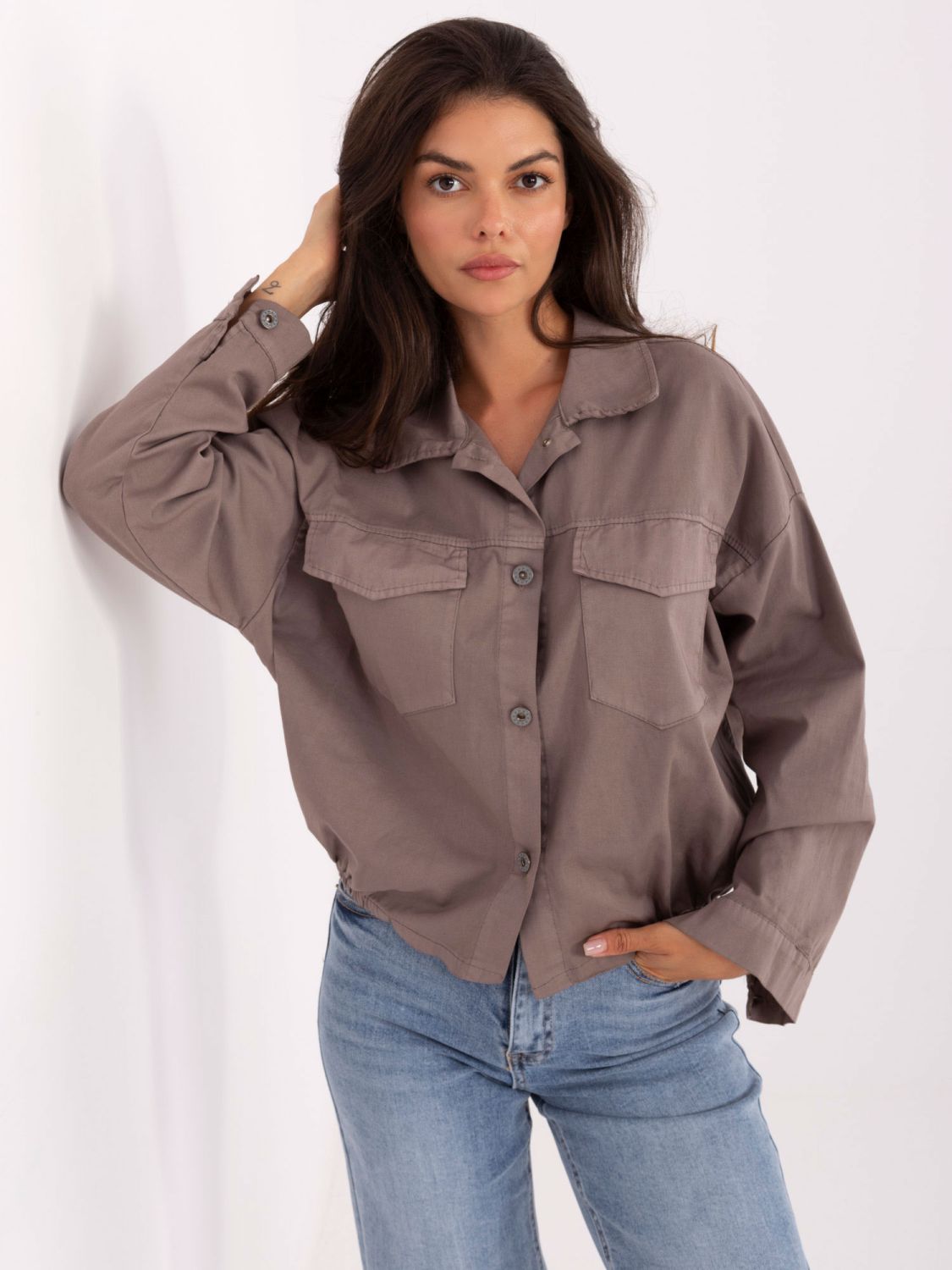Camicia da donna beige in cotone con tasche