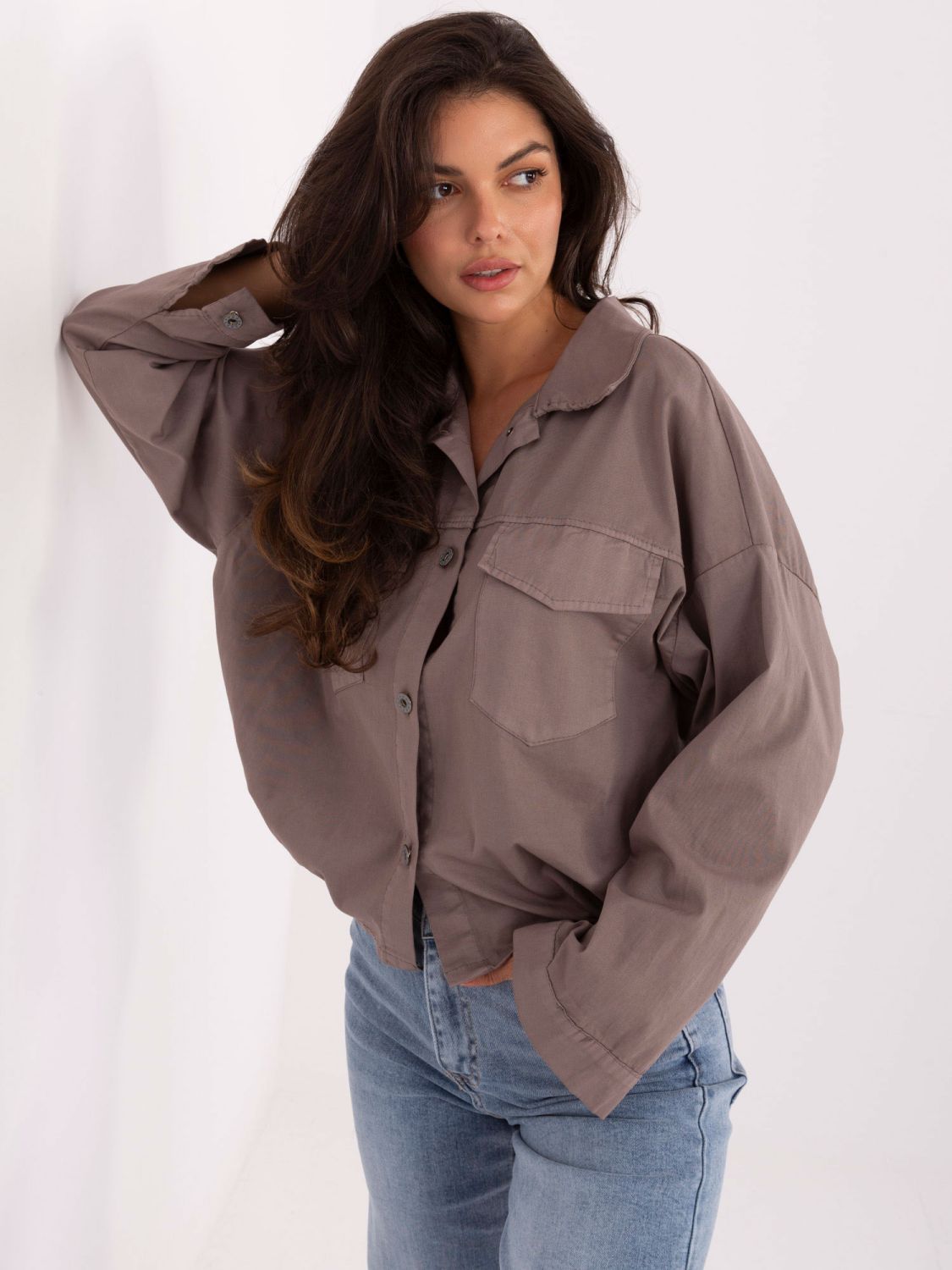 Camicia da donna beige in cotone con tasche