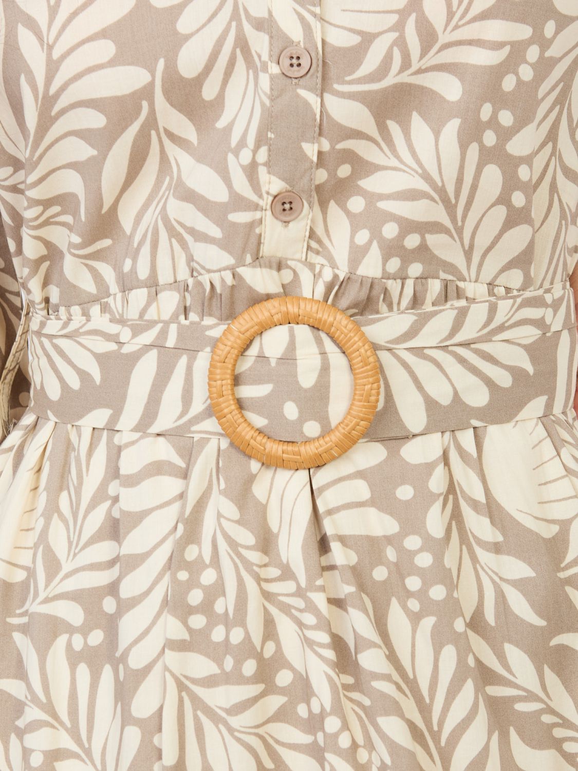 Abito beige con cintura e volant