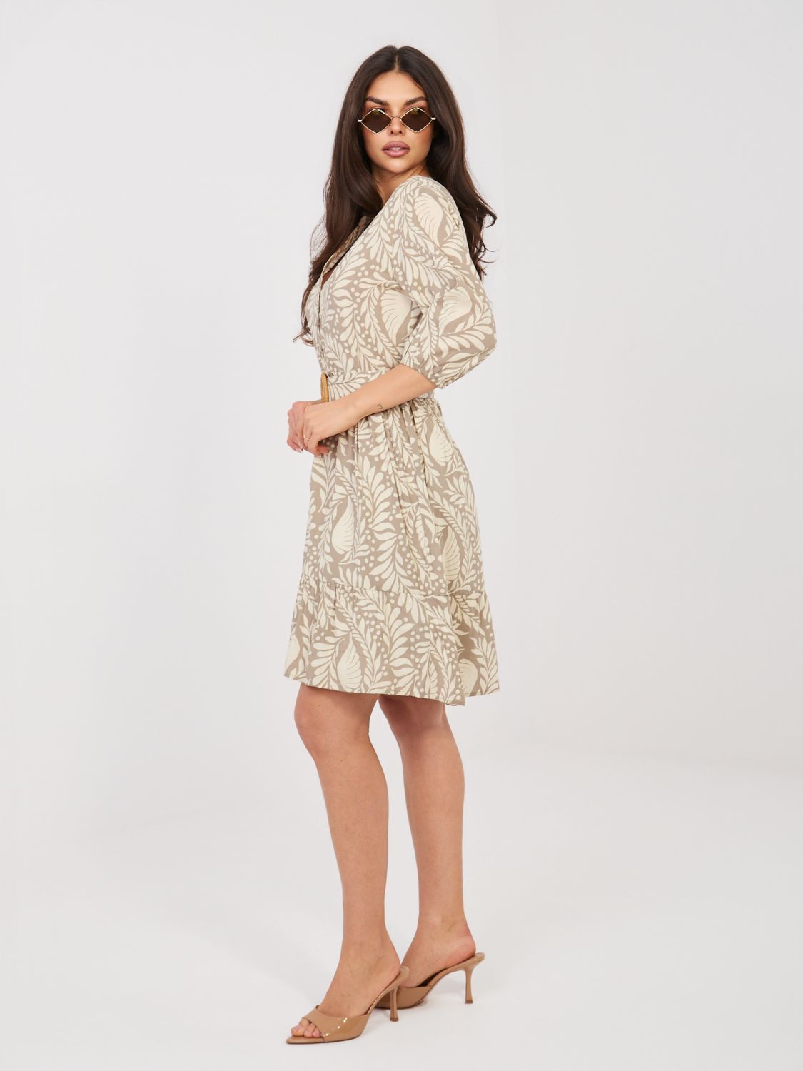 Abito beige con cintura e volant