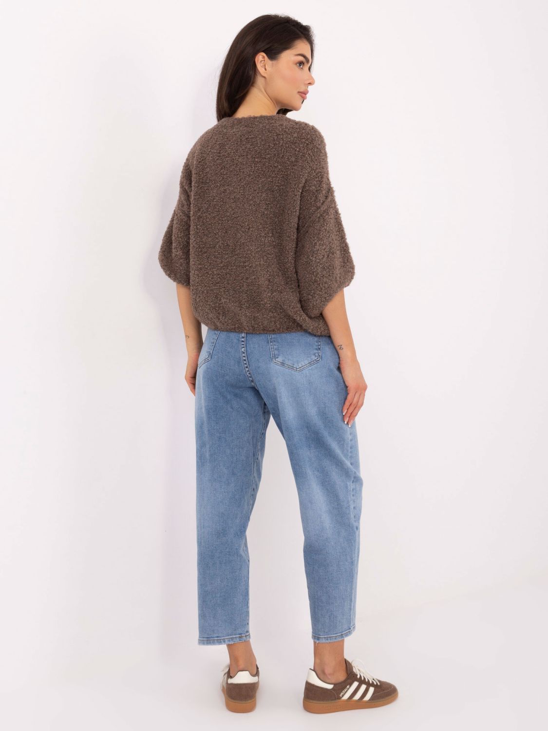 Elegantni bež pulover s 3/4 rukavima i gumbima