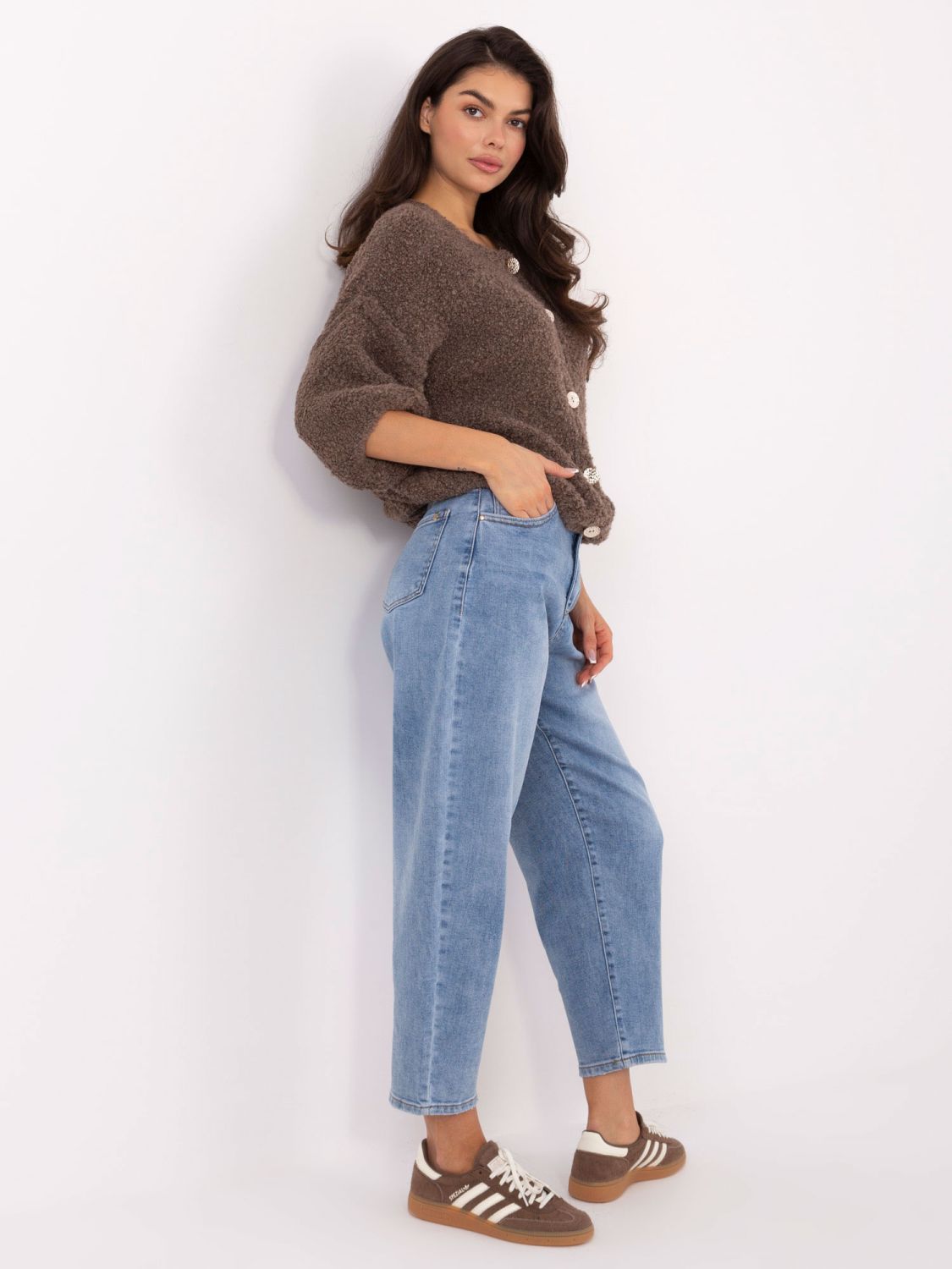 Elegantni bež pulover s 3/4 rukavima i gumbima