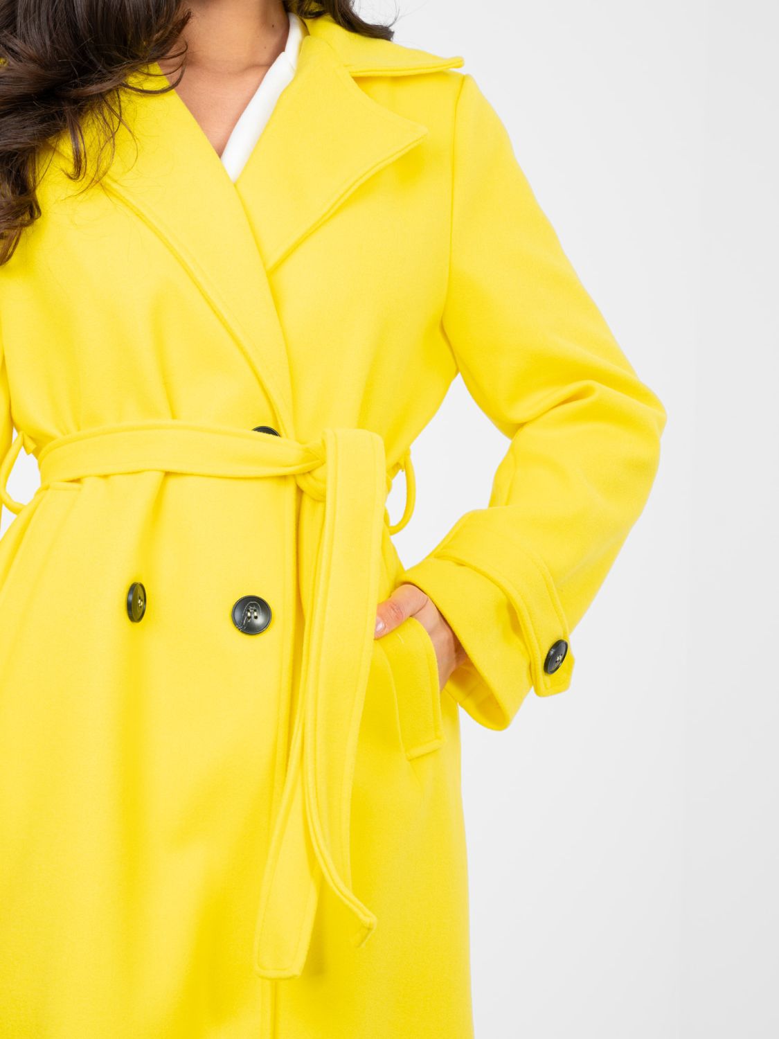 Cappotto giallo da donna con cintura per la mezza stagione