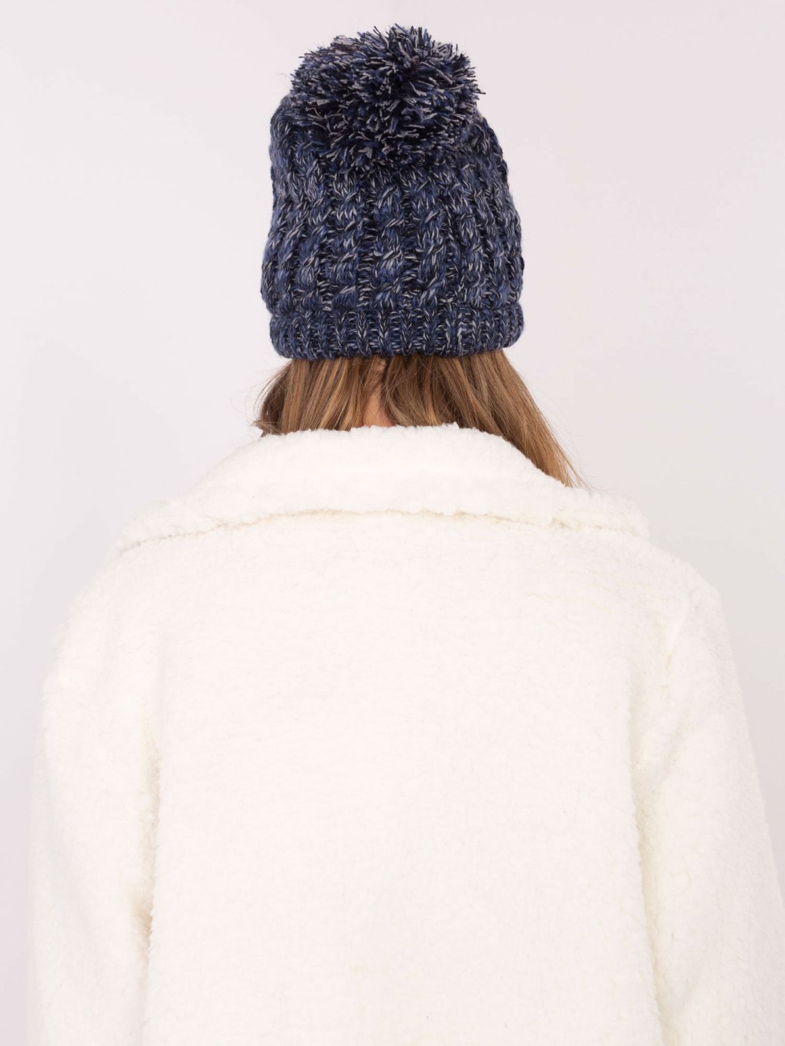 Cappello blu elegante con applicazione