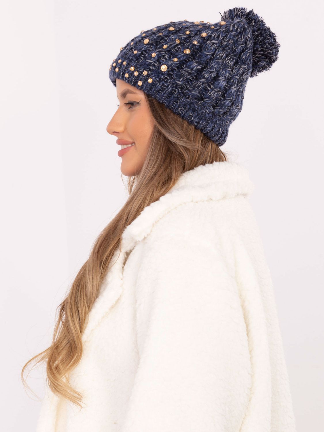 Cappello blu elegante con applicazione