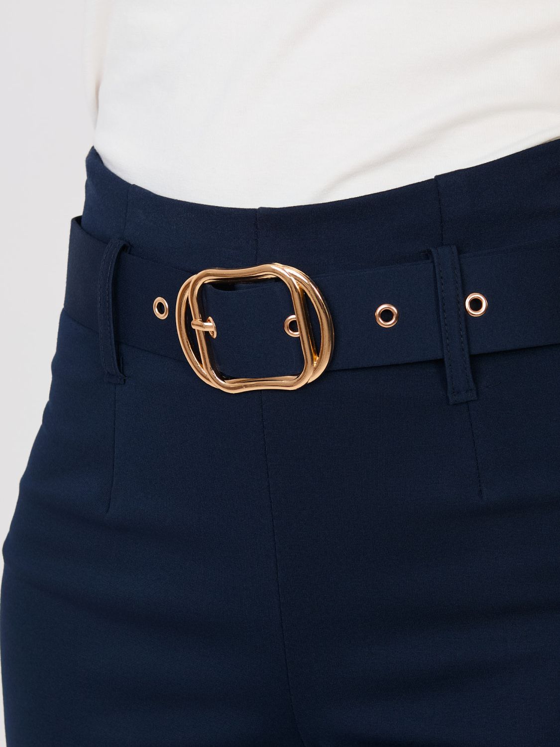 Eleganti pantaloni blu scuro a vita alta con cintura